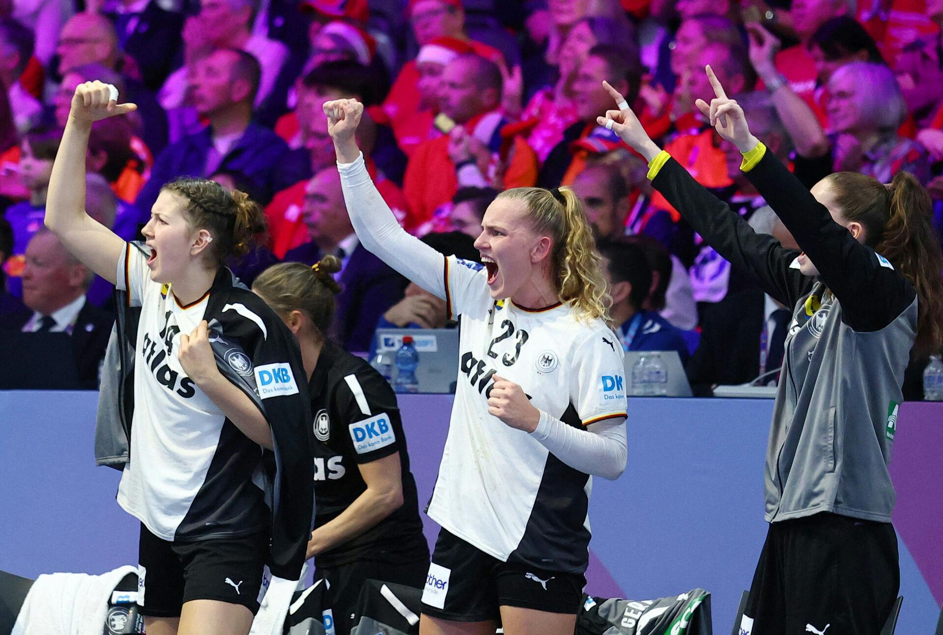 Det tyske hold jubler under kampen mod Frankrig, som gav tyskerne en adgangsbillet til finalen.