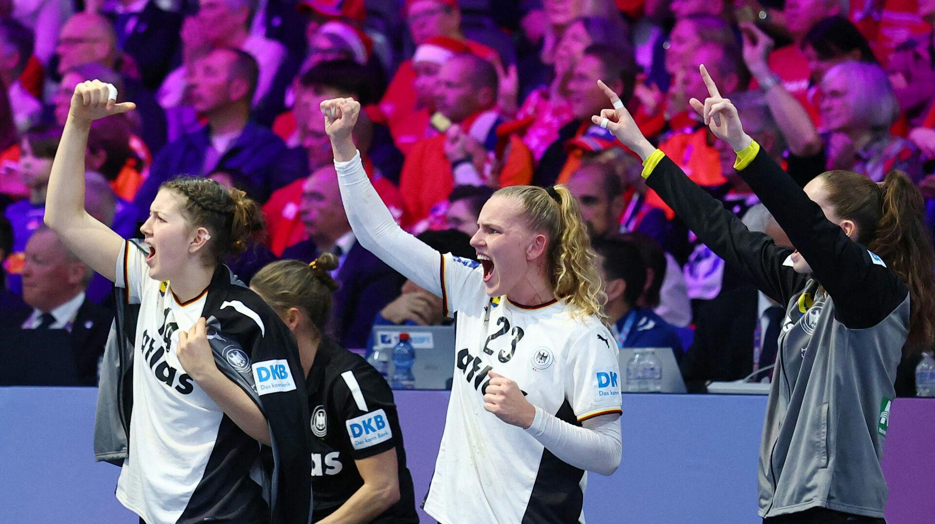 Det tyske hold jubler under kampen mod Frankrig, som gav tyskerne en adgangsbillet til finalen.