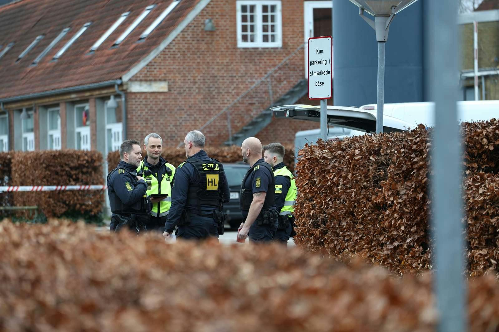 Eleverne blev sendt hjem tidligt fredag, da politiet rykkede ud til en uddannelsesinstitution på Bregnegårdsvej i Hellerup efter en bombetrussel. Området blev afspærret, mens politiet undersøgte forholdene.