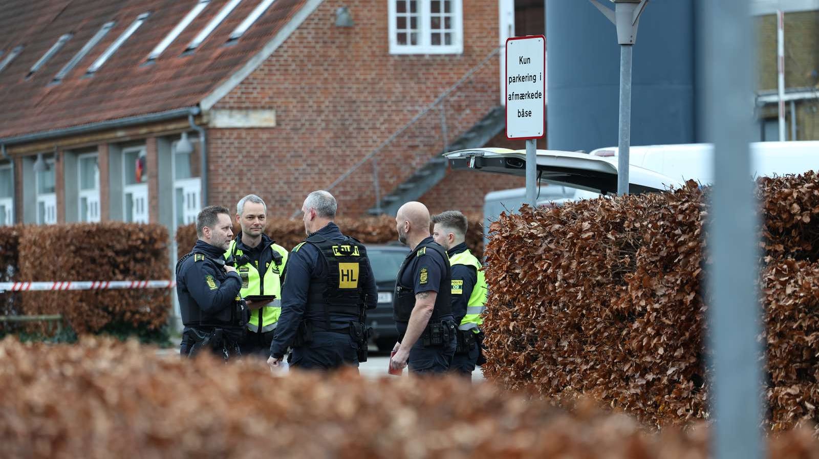Eleverne blev sendt hjem tidligt fredag, da politiet rykkede ud til en uddannelsesinstitution på Bregnegårdsvej i Hellerup efter en bombetrussel. Området blev afspærret, mens politiet undersøgte forholdene.