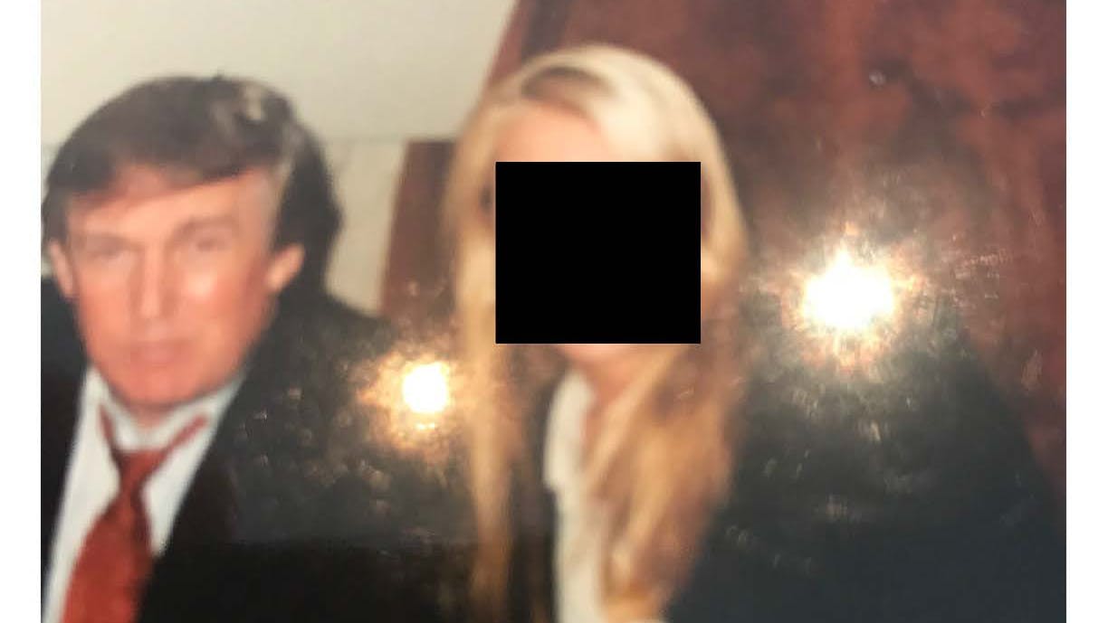 House Oversight Committee deler 19 nye afslørende billeder fra Epsteins dødsbo