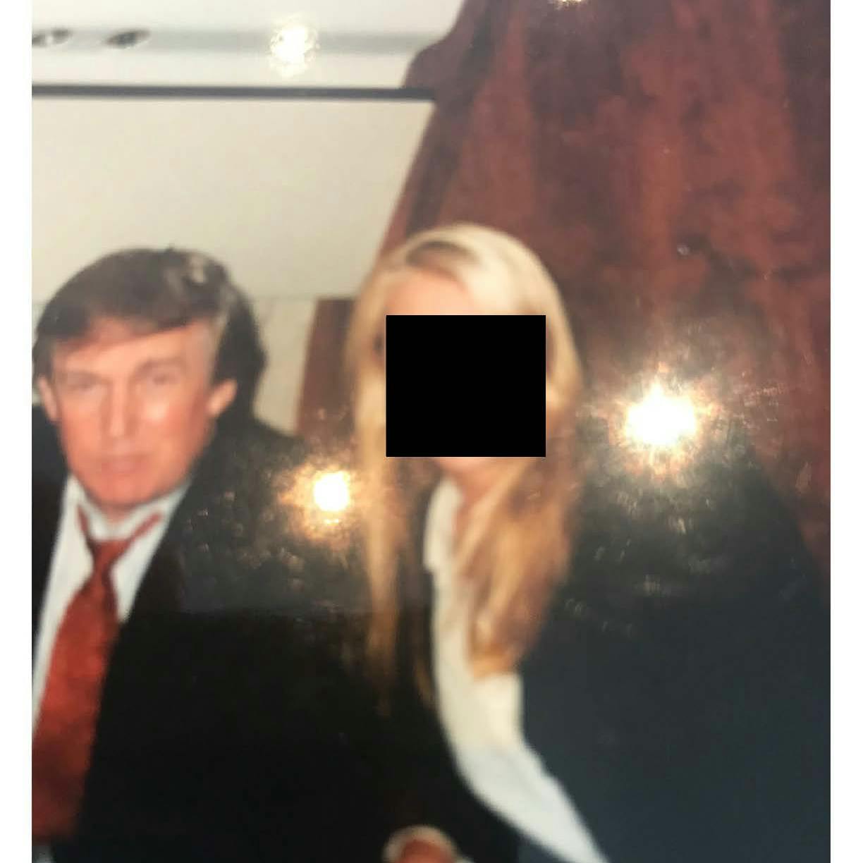 House Oversight Committee deler 19 nye afslørende billeder fra Epsteins dødsbo