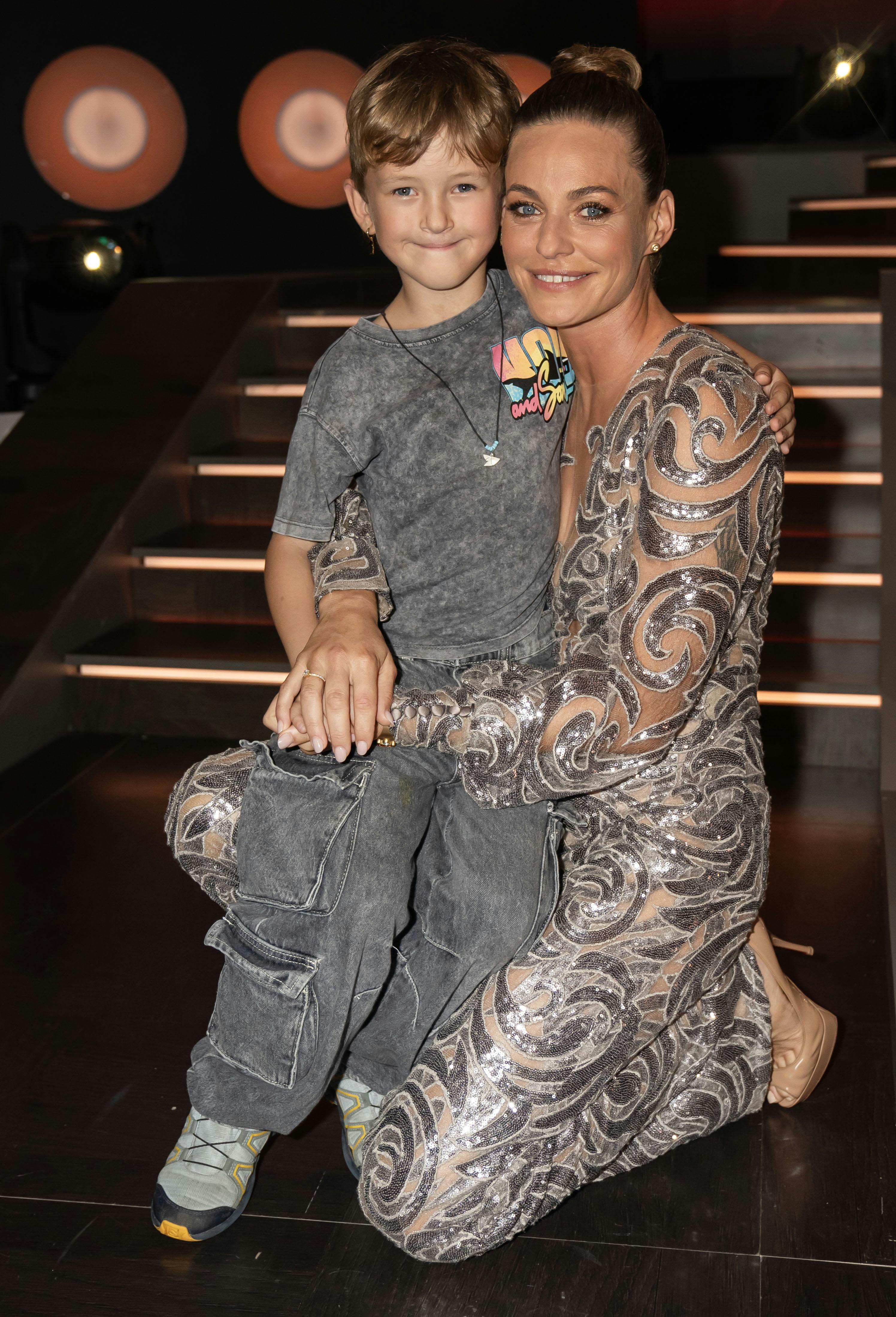 Luis med mor på job i 2023, da hun stadig var vært på "Vild med dans". 