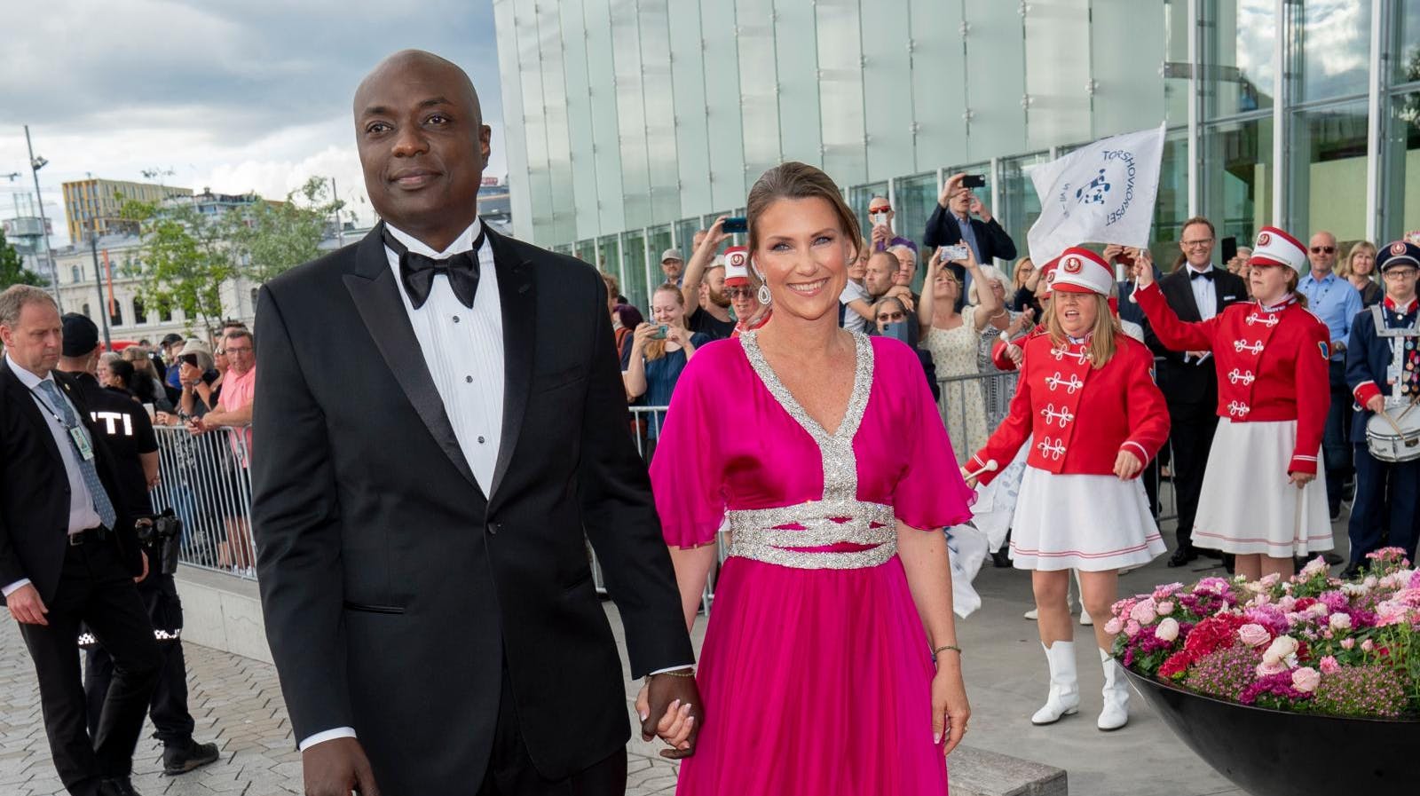 Shamanen Durek Verrett og prinsesse Märtha Louise er alt andet end et kedeligt par, men de deler også vandene i hendes hjemland Norge og ikke mindst i kongehuset.