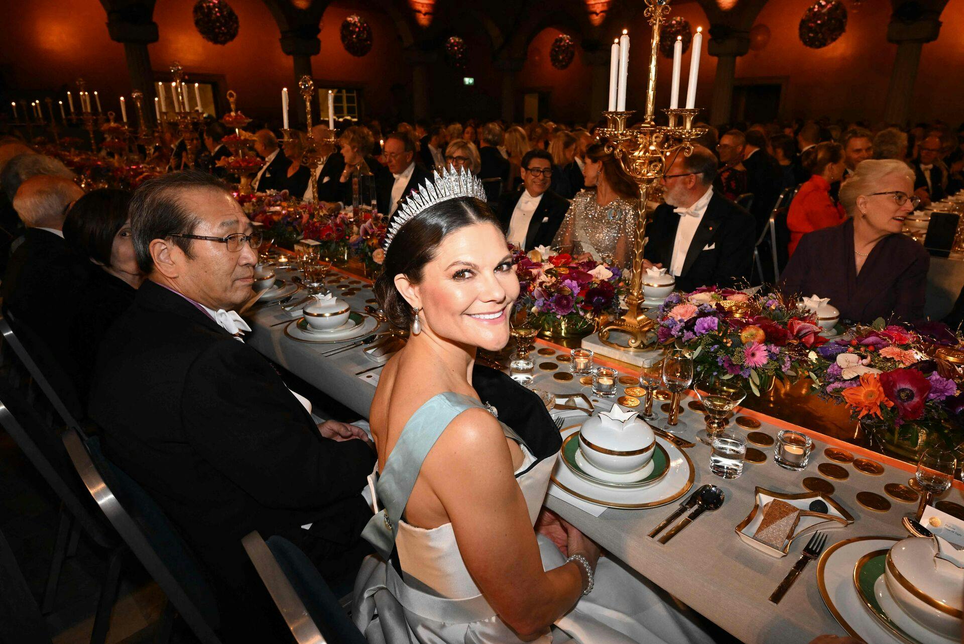 Under Nobel-middagen sad kronprinsesse Victoria sammen med nobelprisvinderen i kemi, japanske Susumu Katagawa.