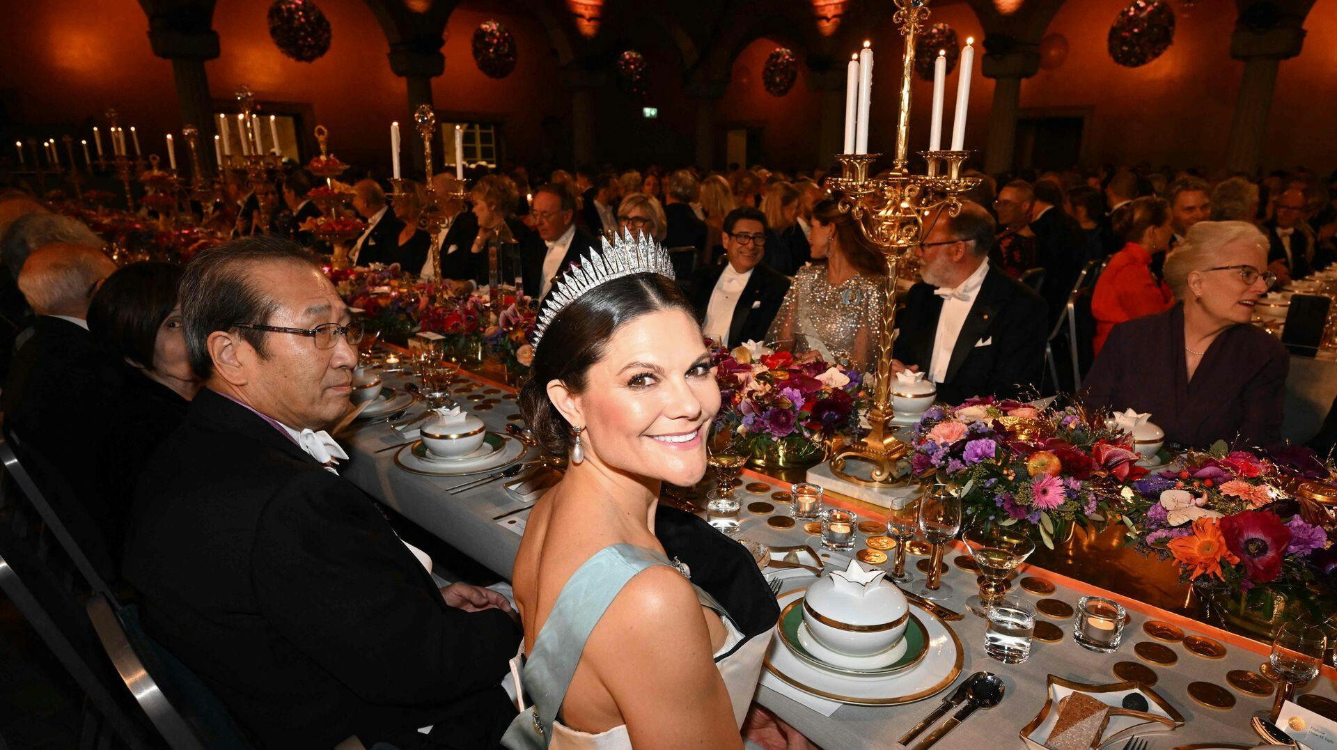 Under Nobel-middagen sad kronprinsesse Victoria sammen med nobelprisvinderen i kemi, japanske Susumu Katagawa.