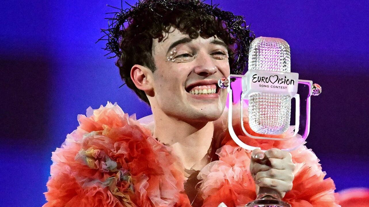 Nemo fra Schweiz vandt Eurovision 2024 med nummeret "The Code". Nu har han returneret sit trofæ, fordi konkurrenen tillader Israel at deltage i næste omgang, der bliver programmets 70. udsendelse.