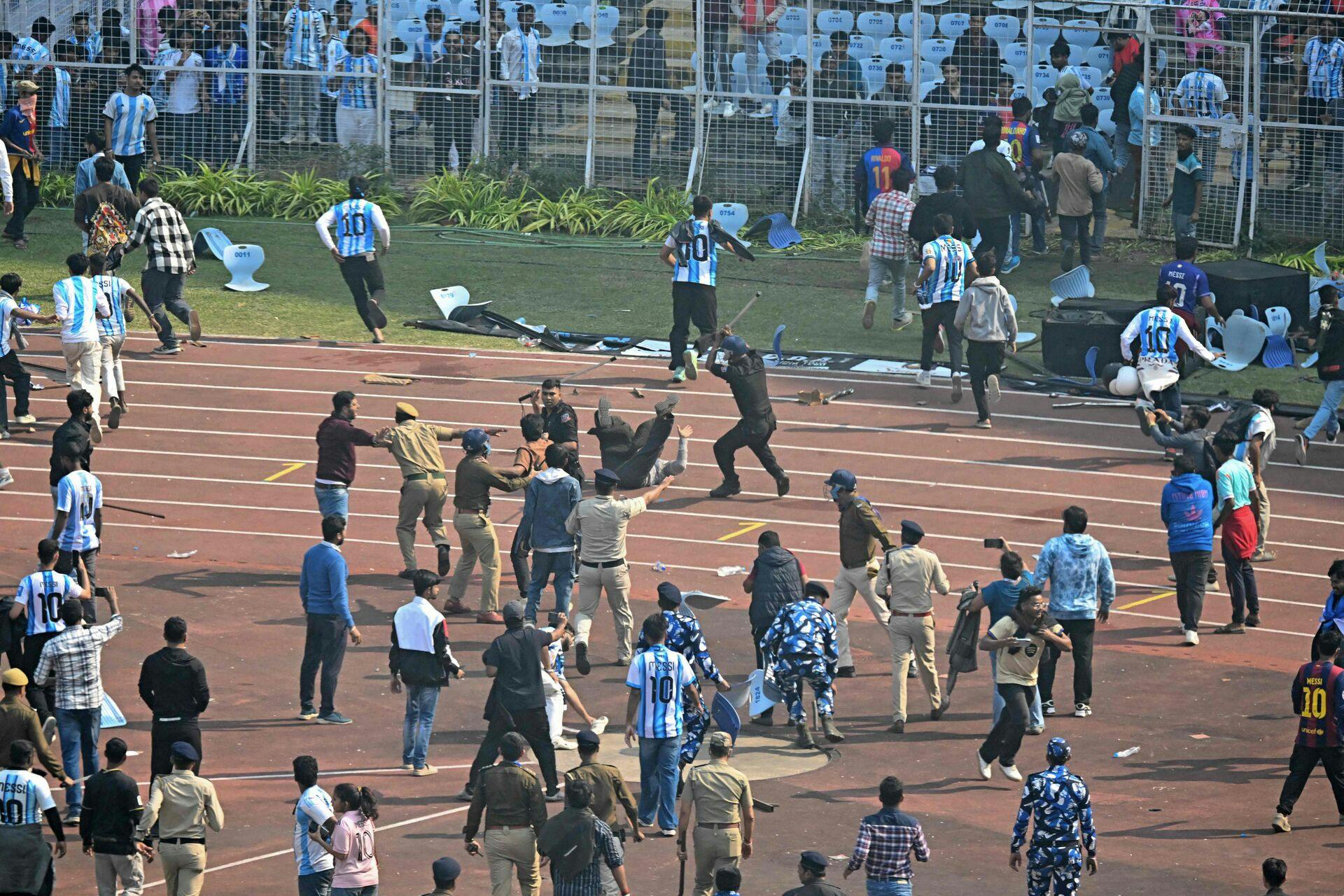 Indiske fodboldfans gik amok, da Lionel Messi fredag gæstede et stadion i dne indiske by Kolkata.