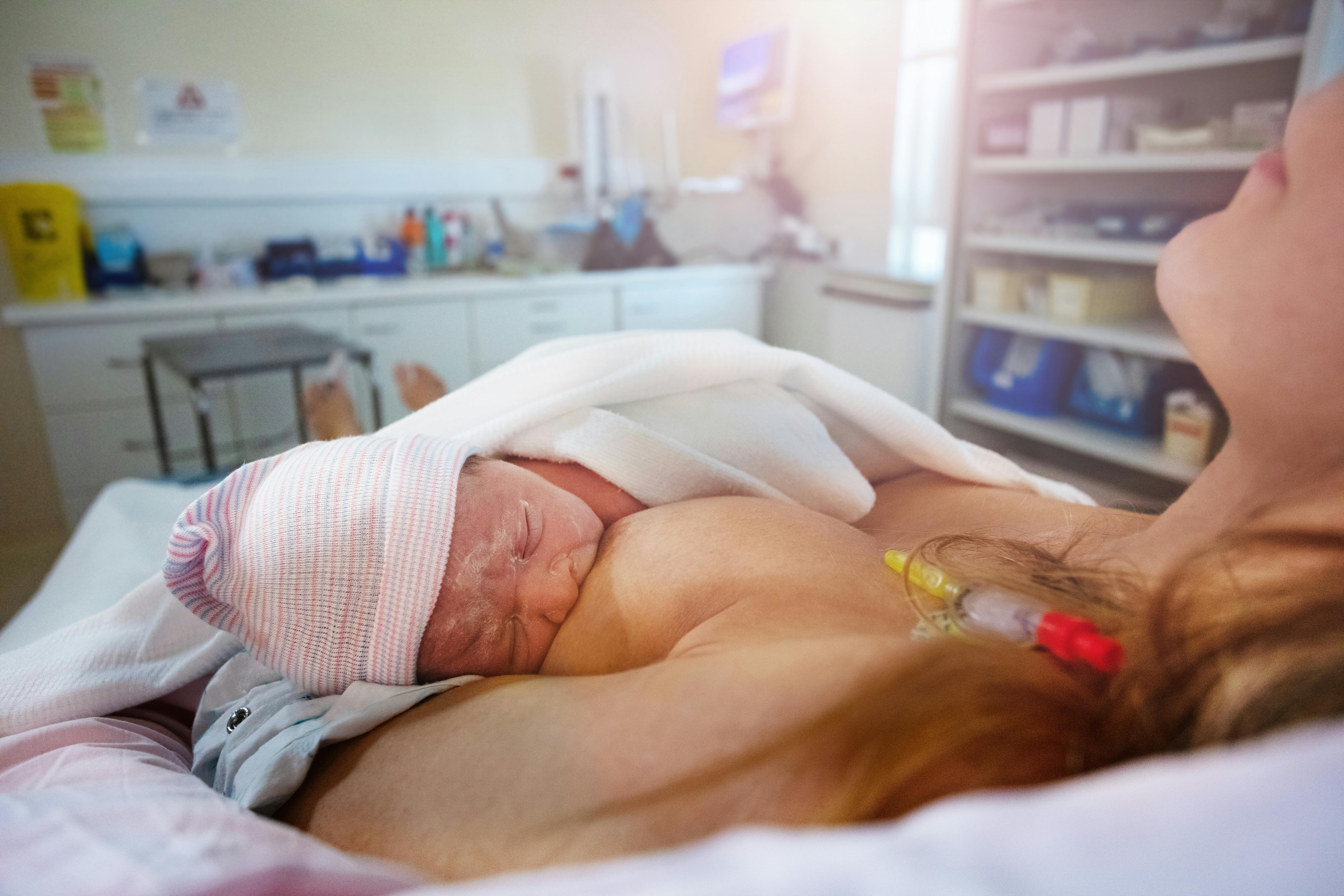 Mange babyer har levet deres første dage iført hue.