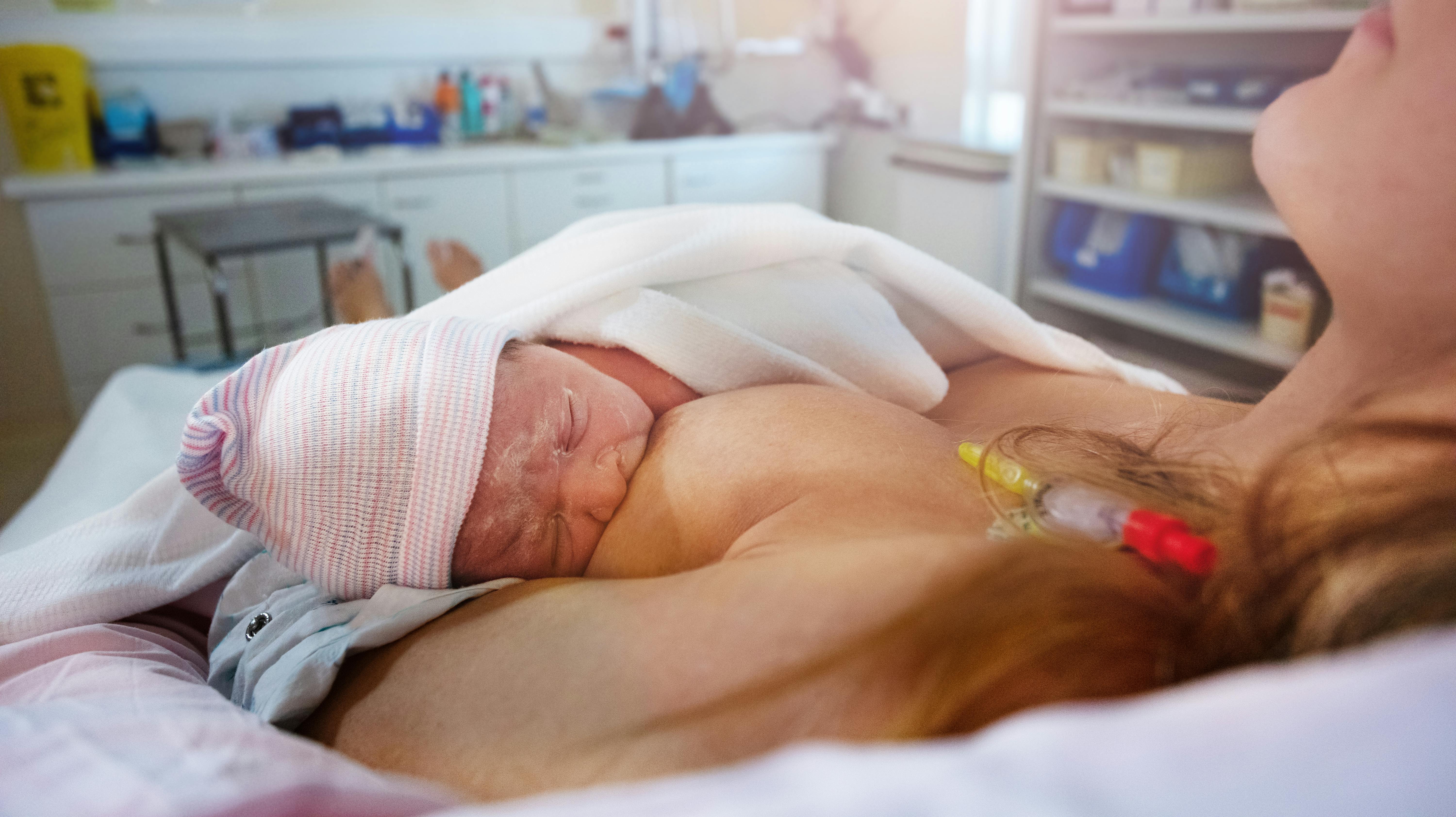 Mange babyer har levet deres første dage iført hue.