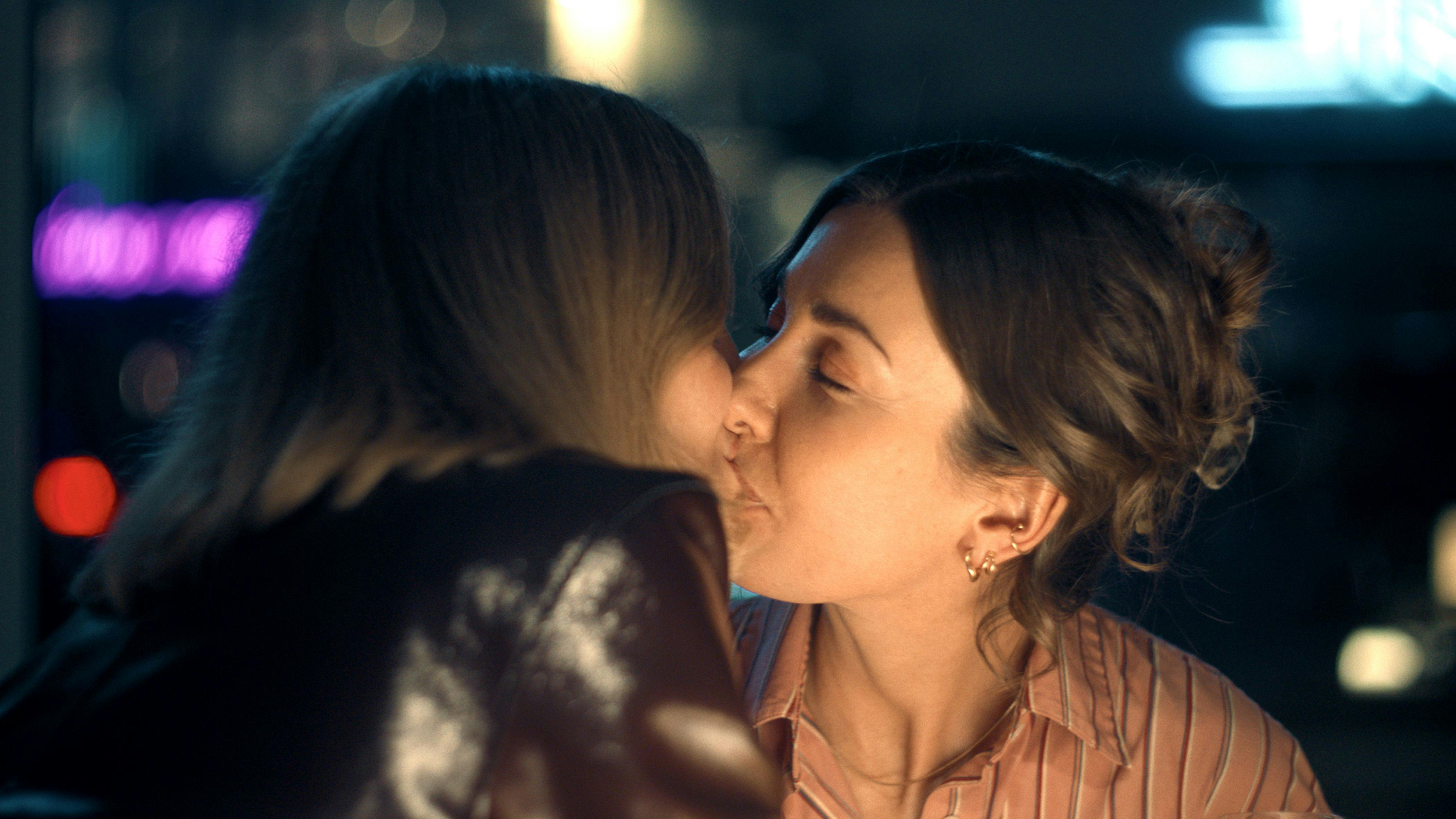 I traileren til sæson to af "Bag enhver mand" ser vi blandt andet "Naja" få fugtet læberne.