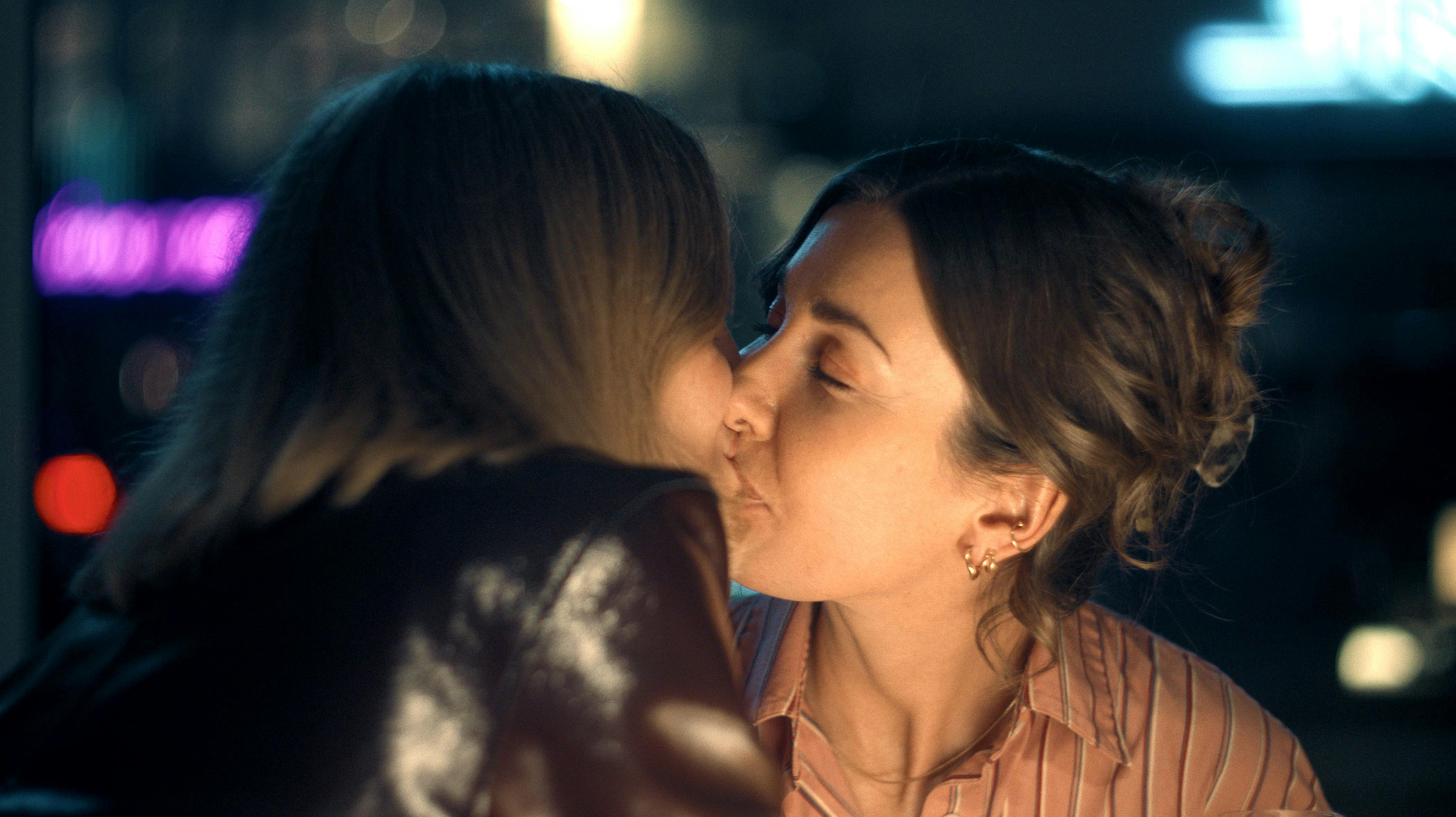 I traileren til sæson to af "Bag enhver mand" ser vi blandt andet "Naja" få fugtet læberne.