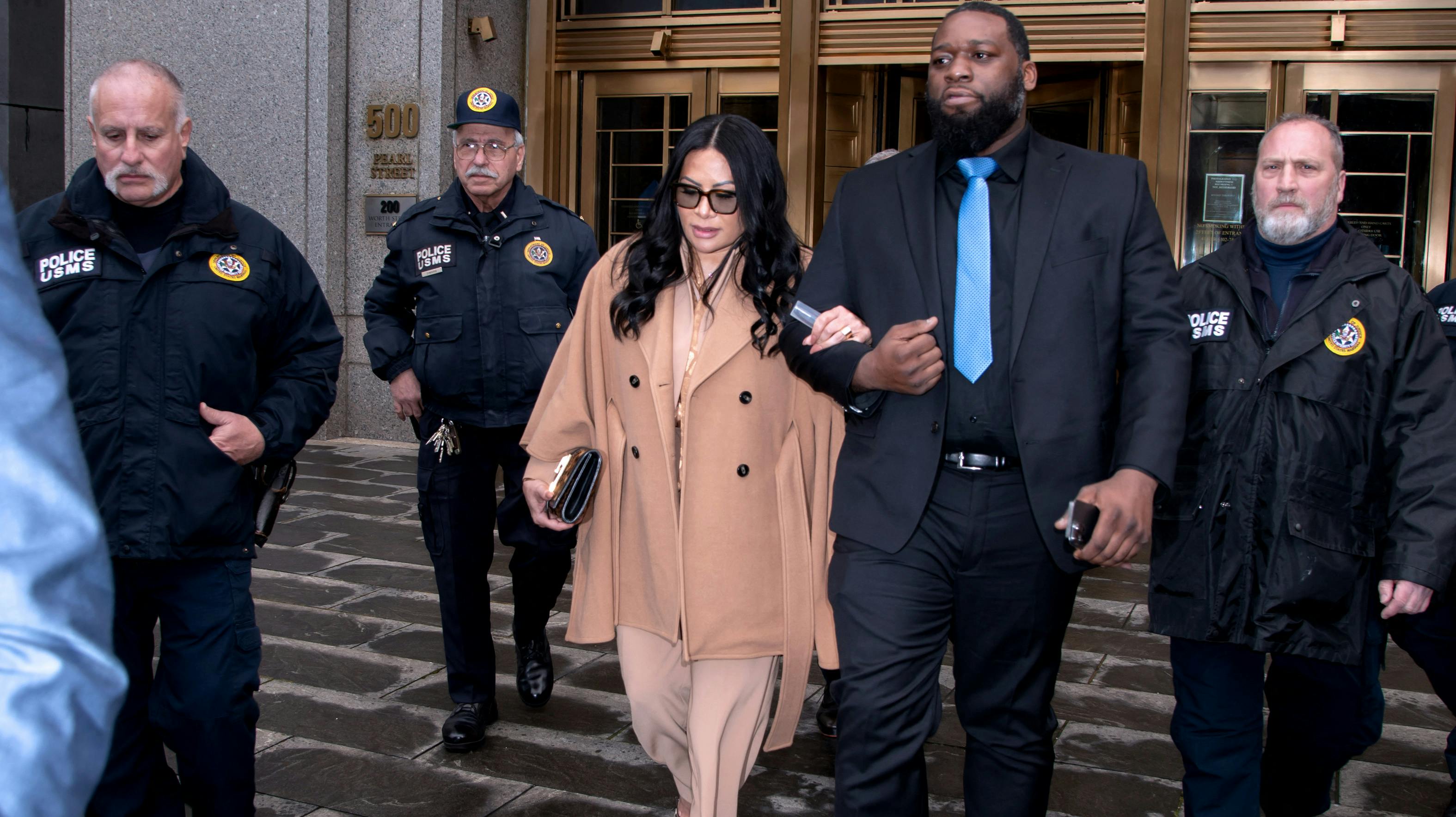 Jen Shah, da hun i 2023 forlod retten efter at have modtaget sin dom på seks og et halvt års fængsel. Nu er hun allerede ude.