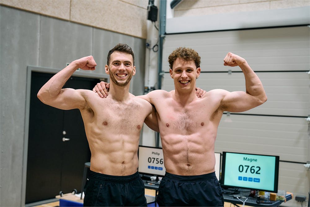 Magne Steenberg Nielsen kommer oprindeligt fra Pederstrup på Midtfyn og Philip Wimmer Gross fra Holstebro. De to mødte hinanden på Gymnastikhøjskolen i Ollerup og bor nu sammen i Aarhus.