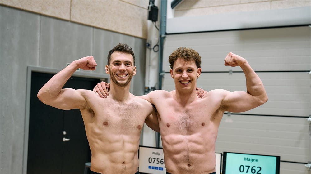 Magne Steenberg Nielsen kommer oprindeligt fra Pederstrup på Midtfyn og Philip Wimmer Gross fra Holstebro. De to mødte hinanden på Gymnastikhøjskolen i Ollerup og bor nu sammen i Aarhus.