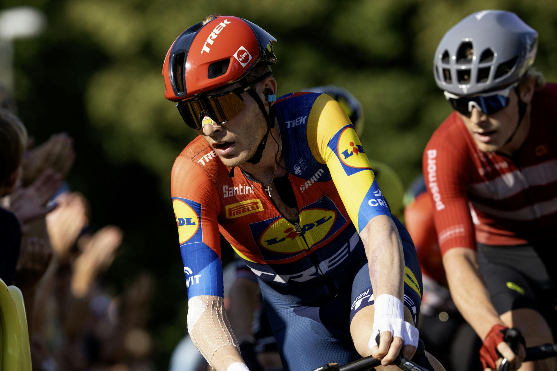 Mattias Skjelmose (t.v.) bliver et par år mere på sit hold.