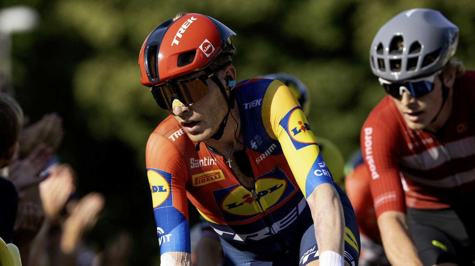 Mattias Skjelmose (t.v.) bliver et par år mere på sit hold.