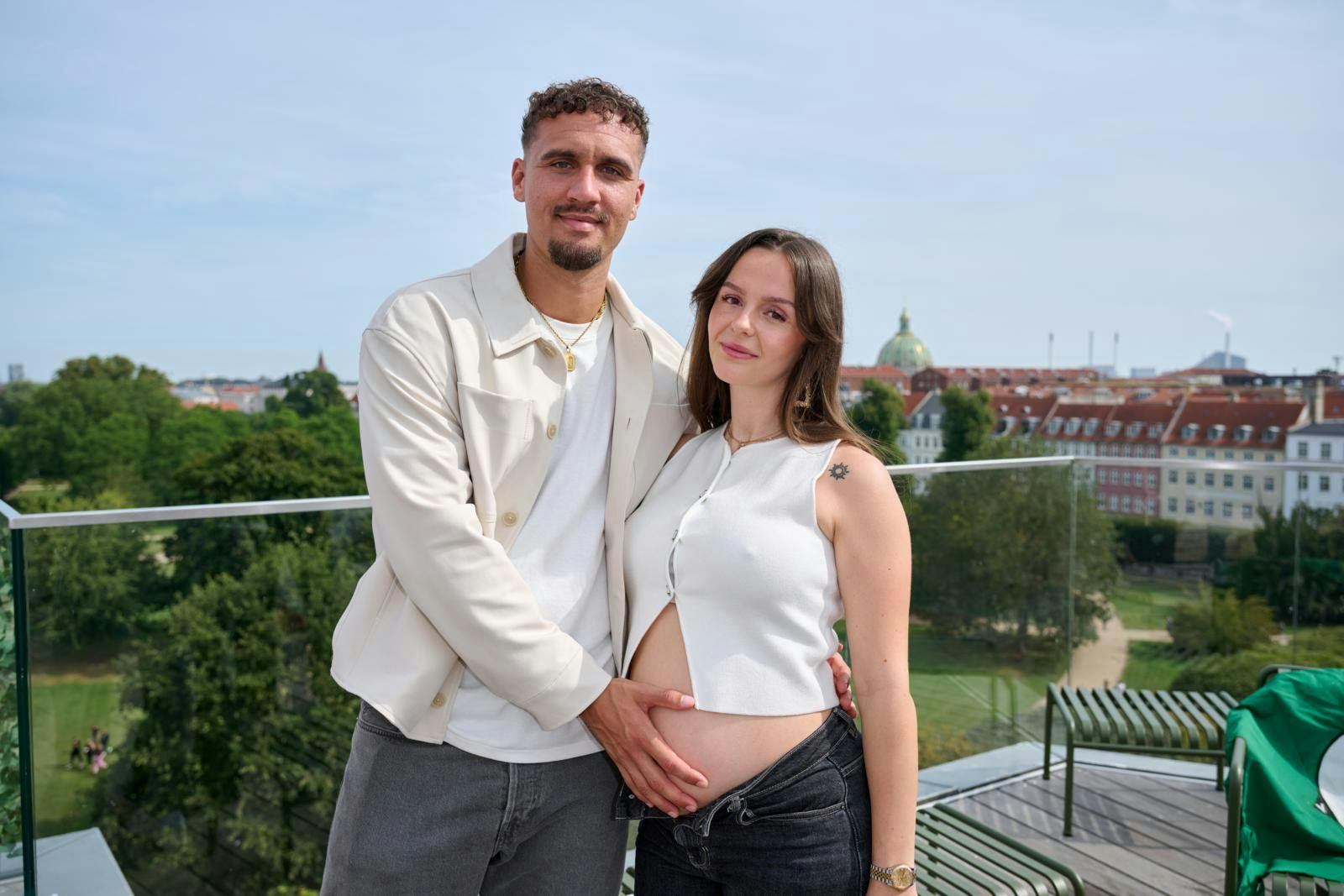 Anton og Natasja har begge haft en stor drøm om at deltage i "Robinson", og selvom kæresten tidligere har ansøgt, så blev det Antons tur til at indfrie drømmen.