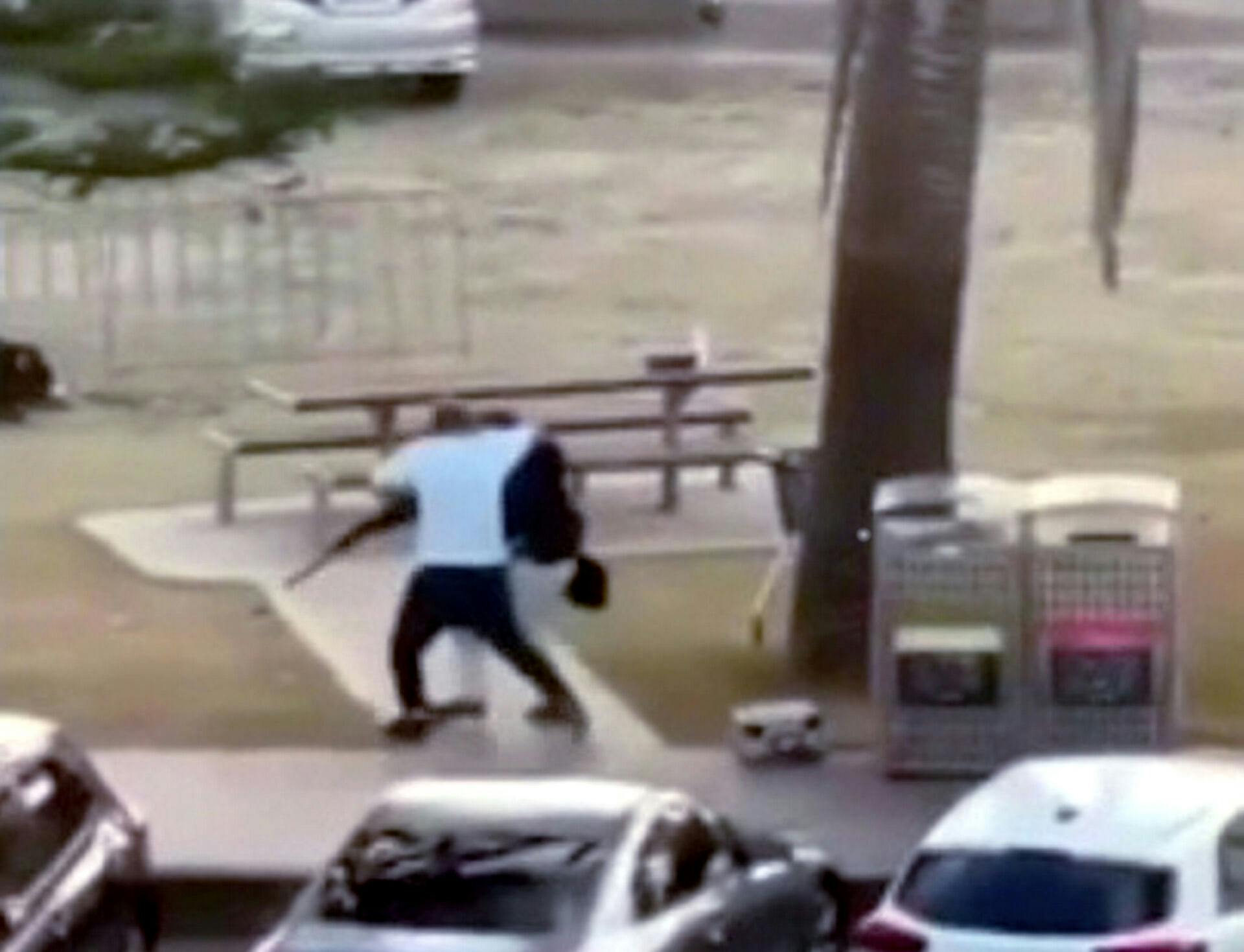 Her bliver den ene af de to gerningsmand forsøgt overmandet. Han får sig dog revet fri og forsøger igen at skyde mod uskyldige ofre på stranden.