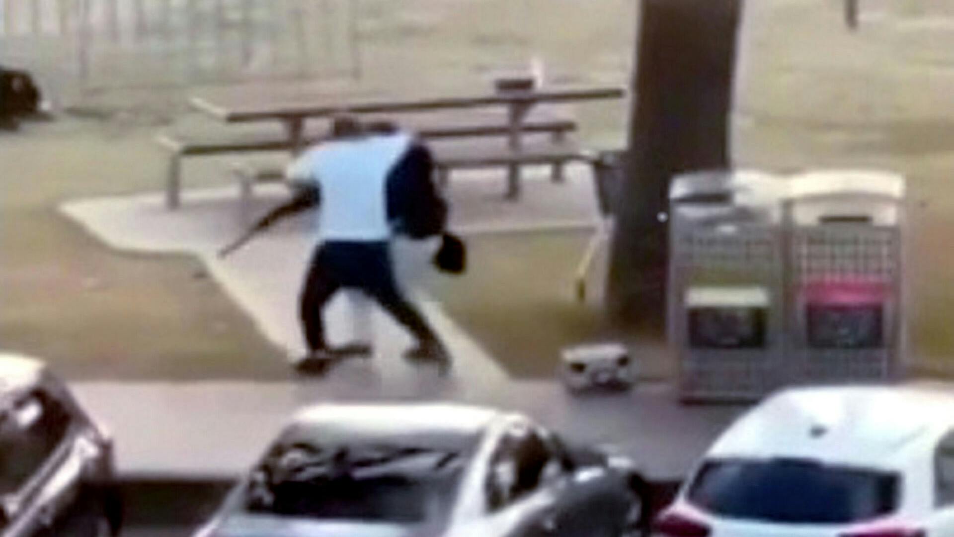 Her bliver den ene af de to gerningsmand forsøgt overmandet. Han får sig dog revet fri og forsøger igen at skyde mod uskyldige ofre på stranden.