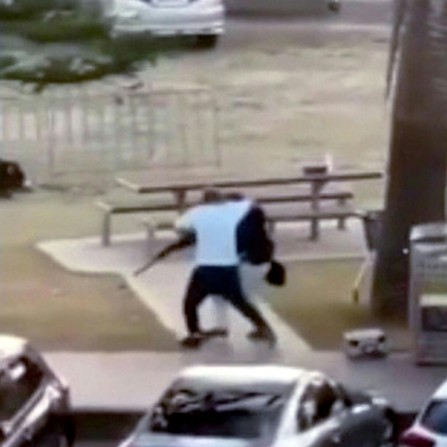 Her bliver den ene af de to gerningsmand forsøgt overmandet. Han får sig dog revet fri og forsøger igen at skyde mod uskyldige ofre på stranden.