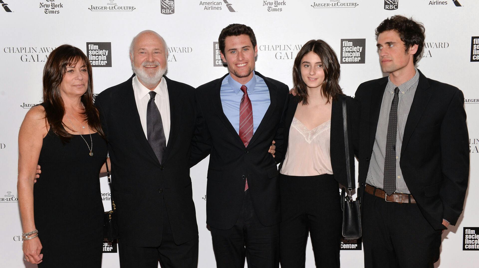 Nick Reiner (i midten) afhøres af politiet.