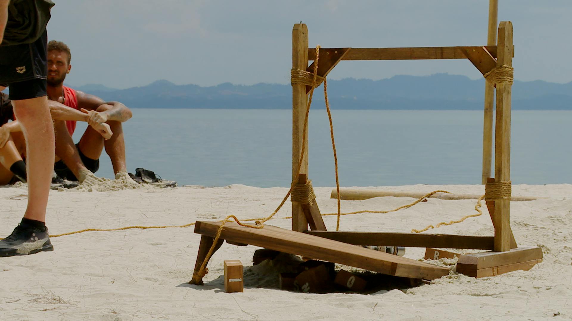 Sådan så bordet ud efter, at Tore i frustration valgte at vælte det.