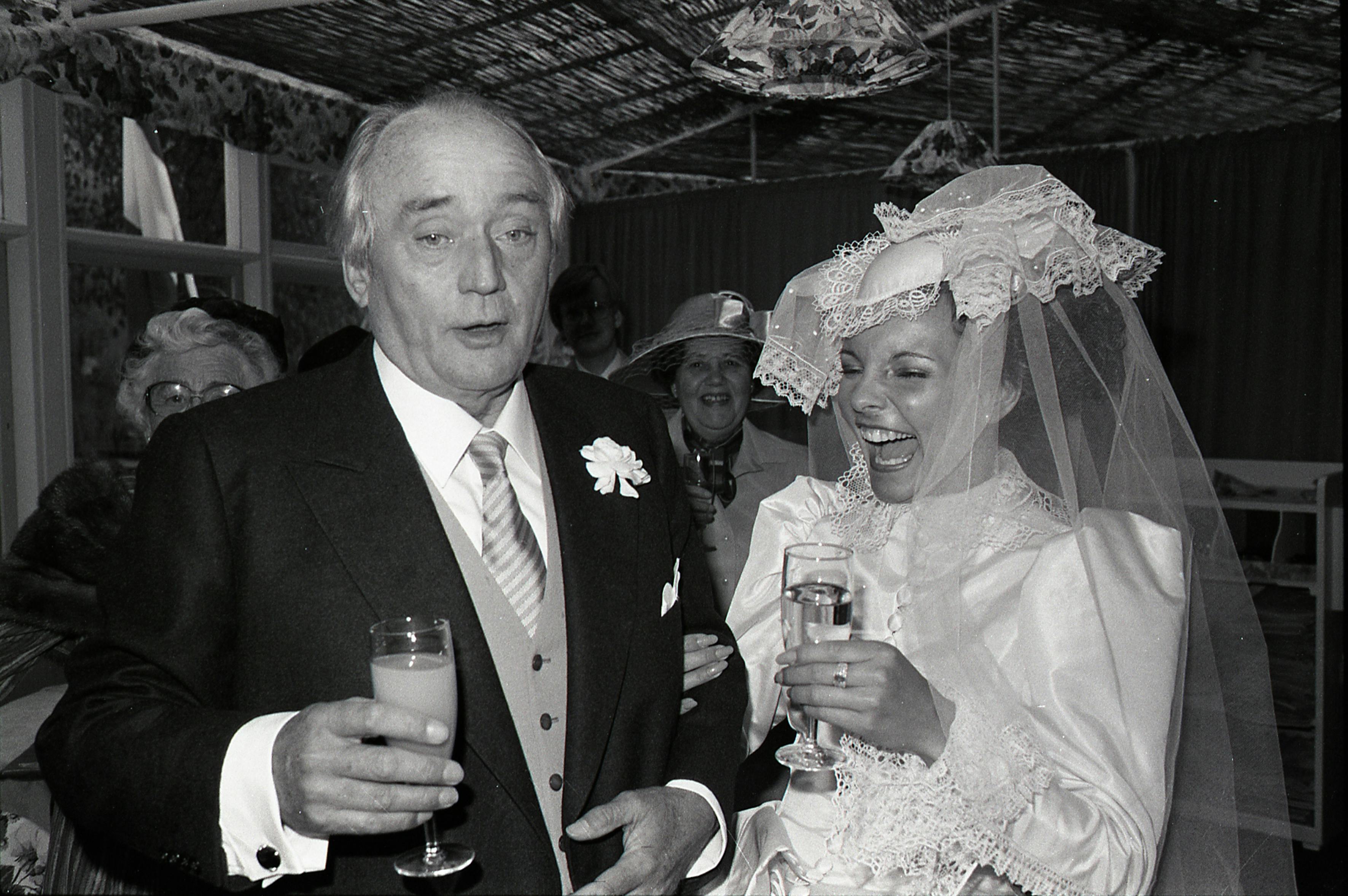 Rejsekongen Simon Spies gifter sig med den unge Janni Brodersen den 11. maj 1983 i Holmens Kirke i København. - 