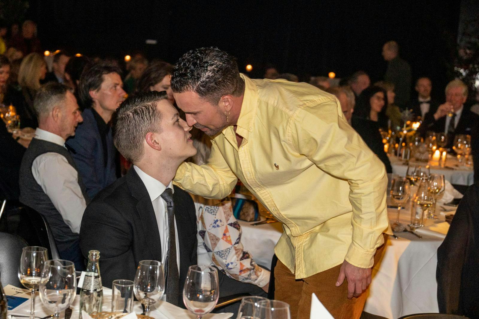 Så tætte var Gustav og Niels i 2023. Og tætte er eksparret tilsyneladende fortsat, afslører Gustav nu selv.