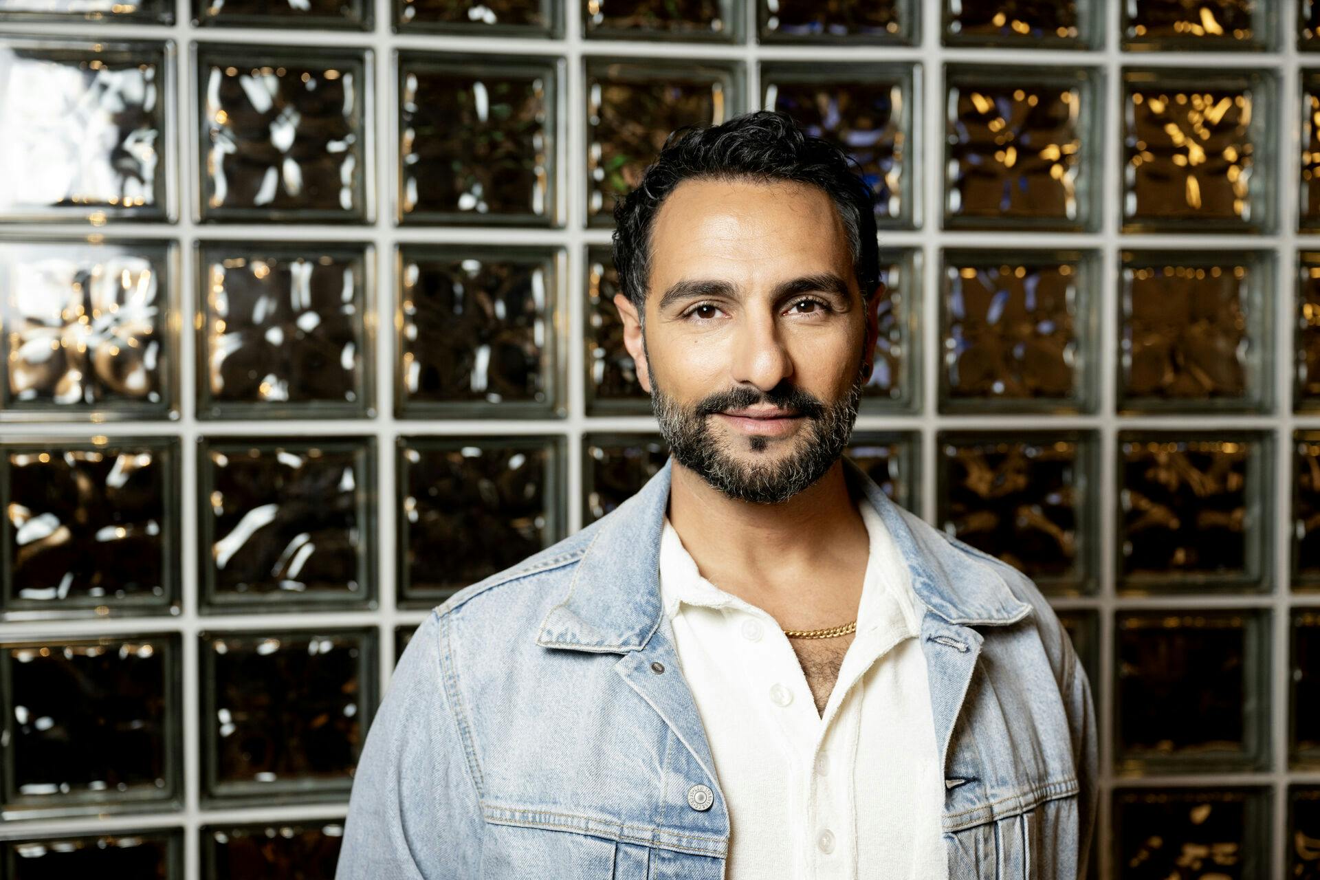 Arash "Ash" Pournouri var Aviciis manager i de år, hvor stjernen slog igennem globalt. Nu sagsøger han familien bag DJ’en for at have spredt en forkert fortælling om hans rolle i Aviciis liv og død.