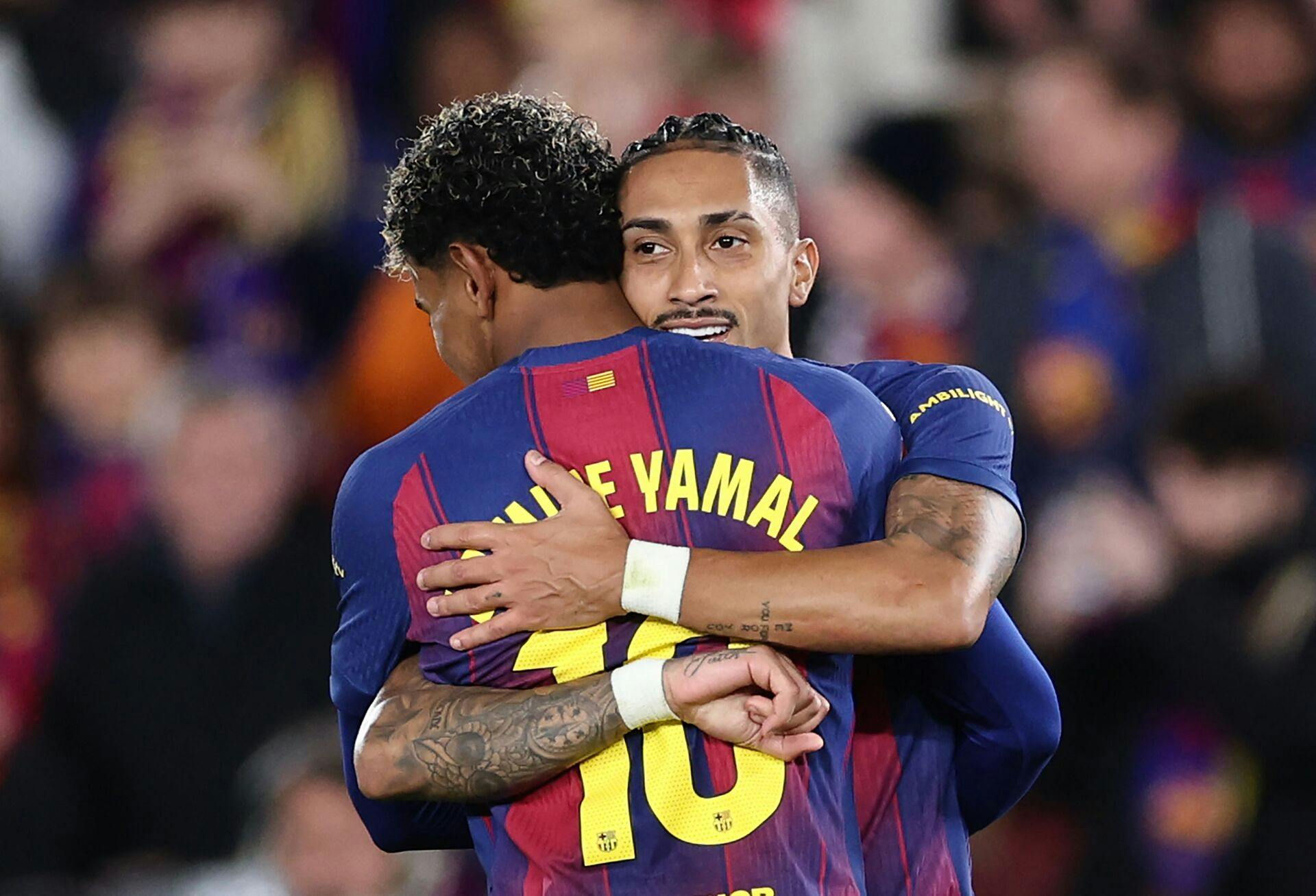 Både Raphinha og Lamine Yamal kan muligvis ses i aktion i aften på Disney+.