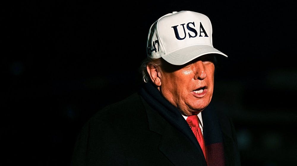 Trump ses denne weekend ankomme til Det Hvide Hus. Mandag har han lavet opslag om dræbt filminstruktør. Trump kalder dødsfaldet en "meget trist ting", men kritiserer også Rob Reiner. - Foto: Aaron Schwartz/Reuters