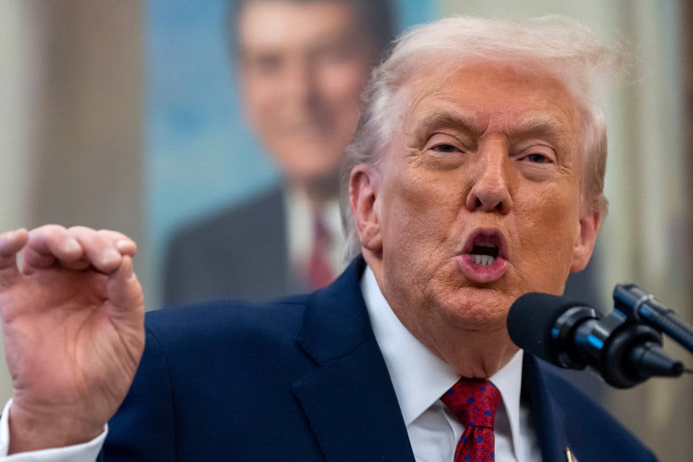 Mandag har USA's præsident, Donald Trump, i Det Ovale Værelse i Det Hvide Hus udtalt sig til journalister om søgsmål mod BBC. - Foto: Alex Brandon/Ritzau Scanpix