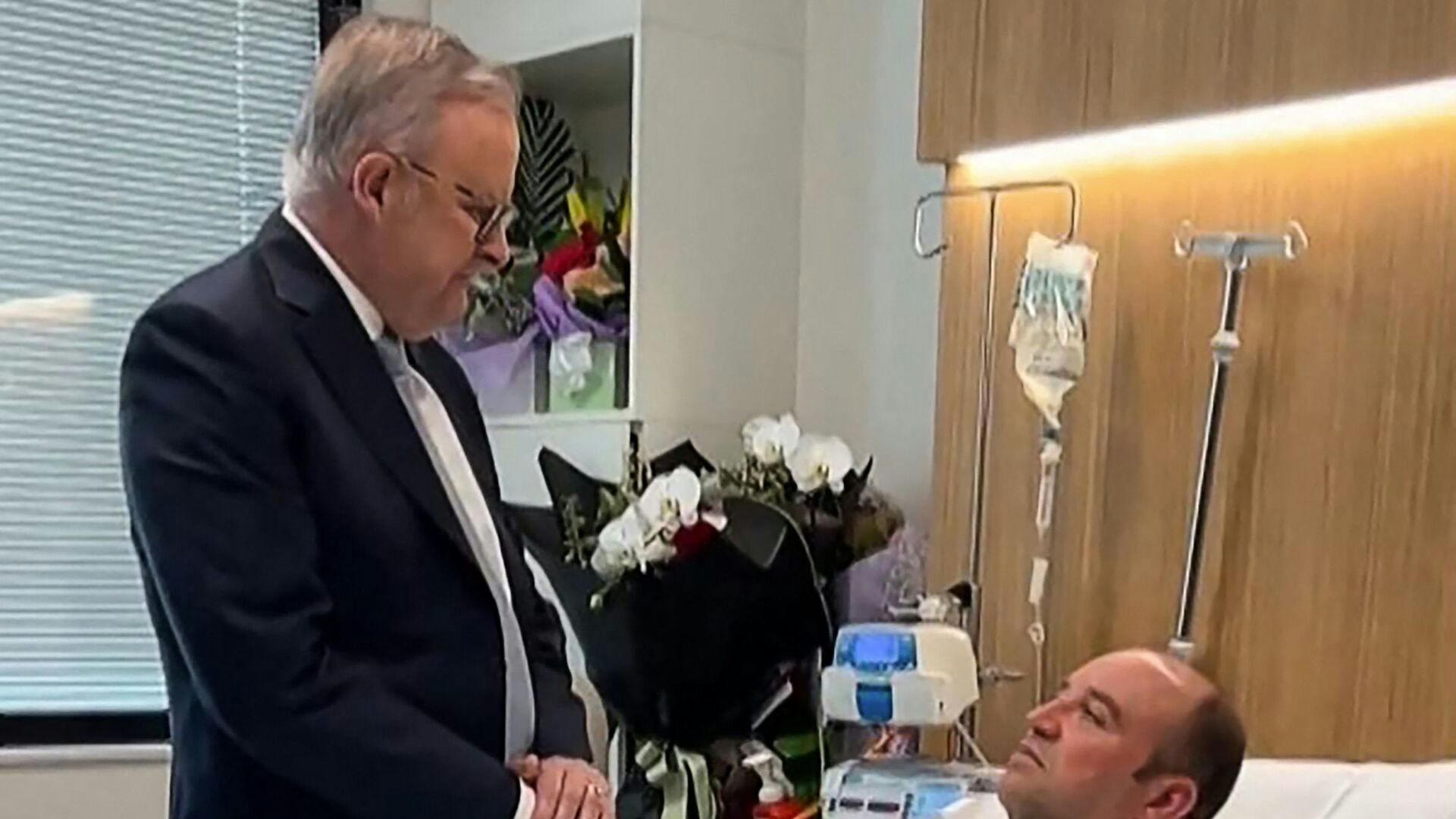 Her besøger premierminster Anthony Albanese helten fra Bondi, Ahmed al Ahmed, der tog våbnet fra en af de to terrorister, men selv blev såret. Den ene terrorist er nu død, mens den anden - hans søn - er vågnet af et koma.