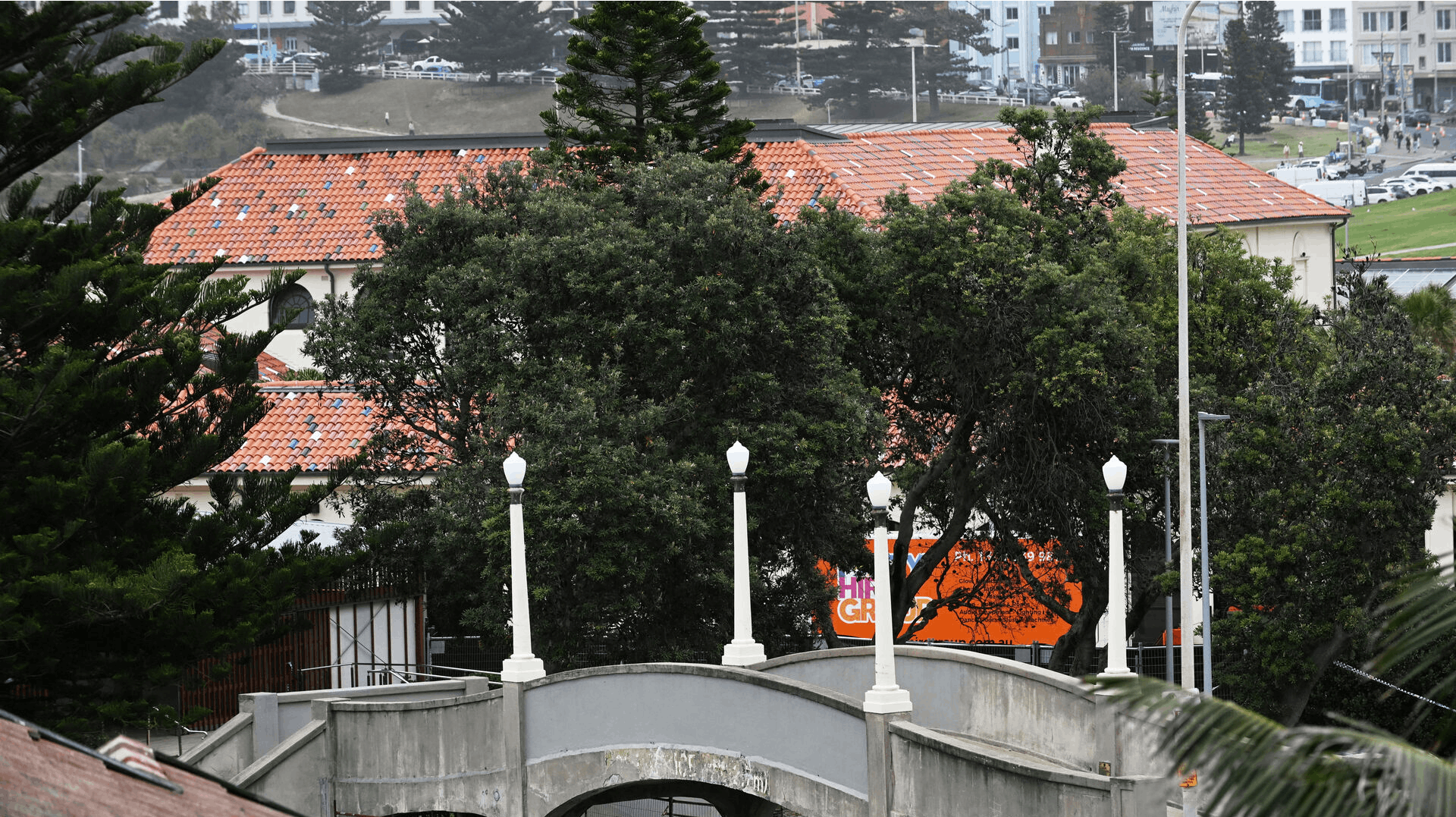 Broen her blev brugt til at skyde fra. Det var også tæt på broen, at et ægtepar forgæves forsøgte at stoppe en af de to mænd, som dræbte alle, de kunne få ram på.