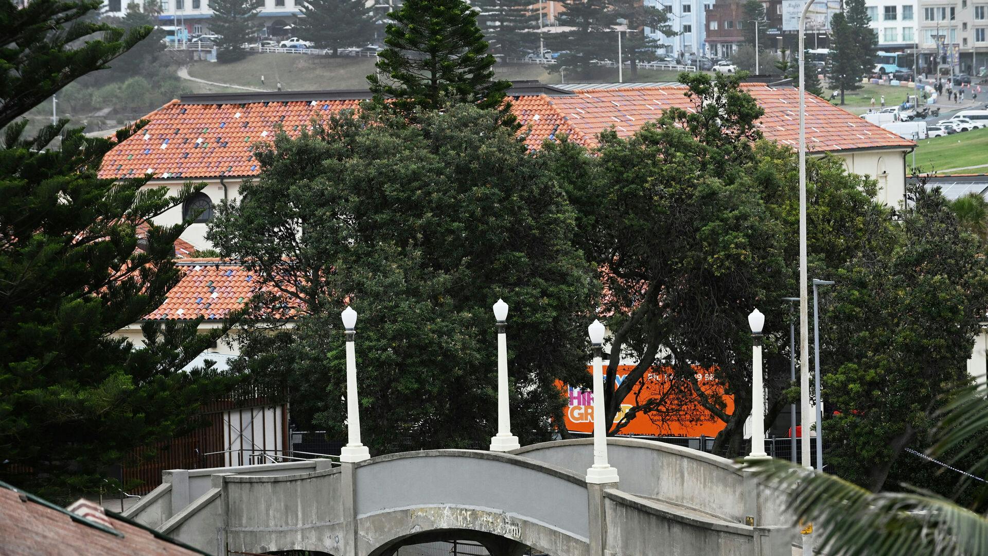 Broen her blev brugt til at skyde fra. Det var også tæt på broen, at et ægtepar forgæves forsøgte at stoppe en af de to mænd, som dræbte alle, de kunne få ram på.