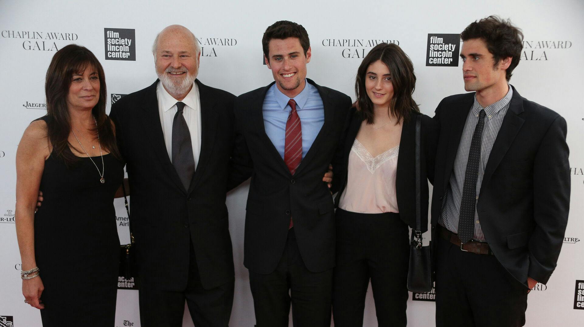 Politiet i Los Angeles kommer ifølge statsadvokat til at formelt at sigte Nick Reiner (i midten) for drabet på sine forældre.