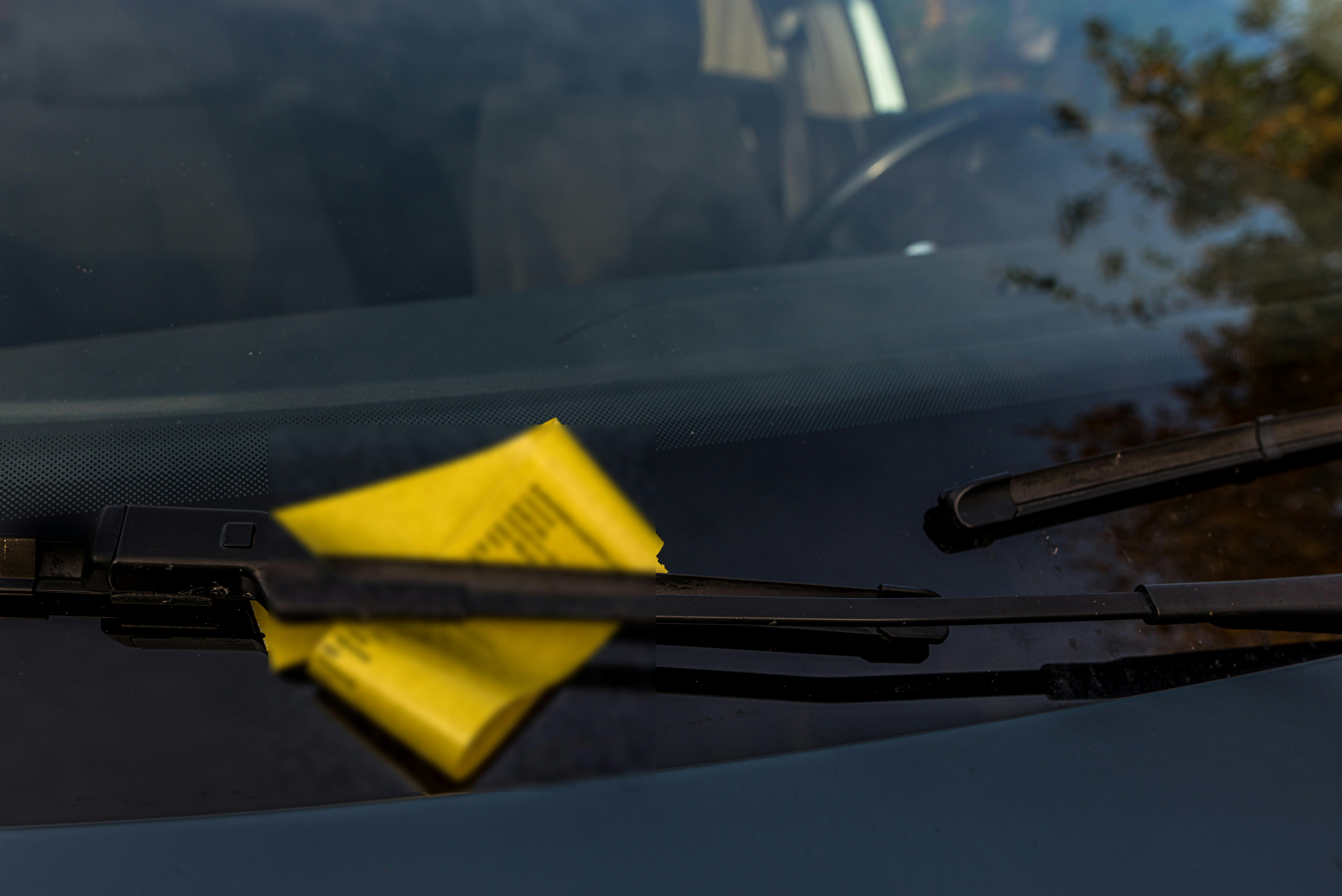 En dyr hilsen i forruden er blevet hverdag i Aarhus. Og kommunen budgetterer nu med, at der skal endnu flere parkeringsbøder til for at få regnestykket til at gå op.