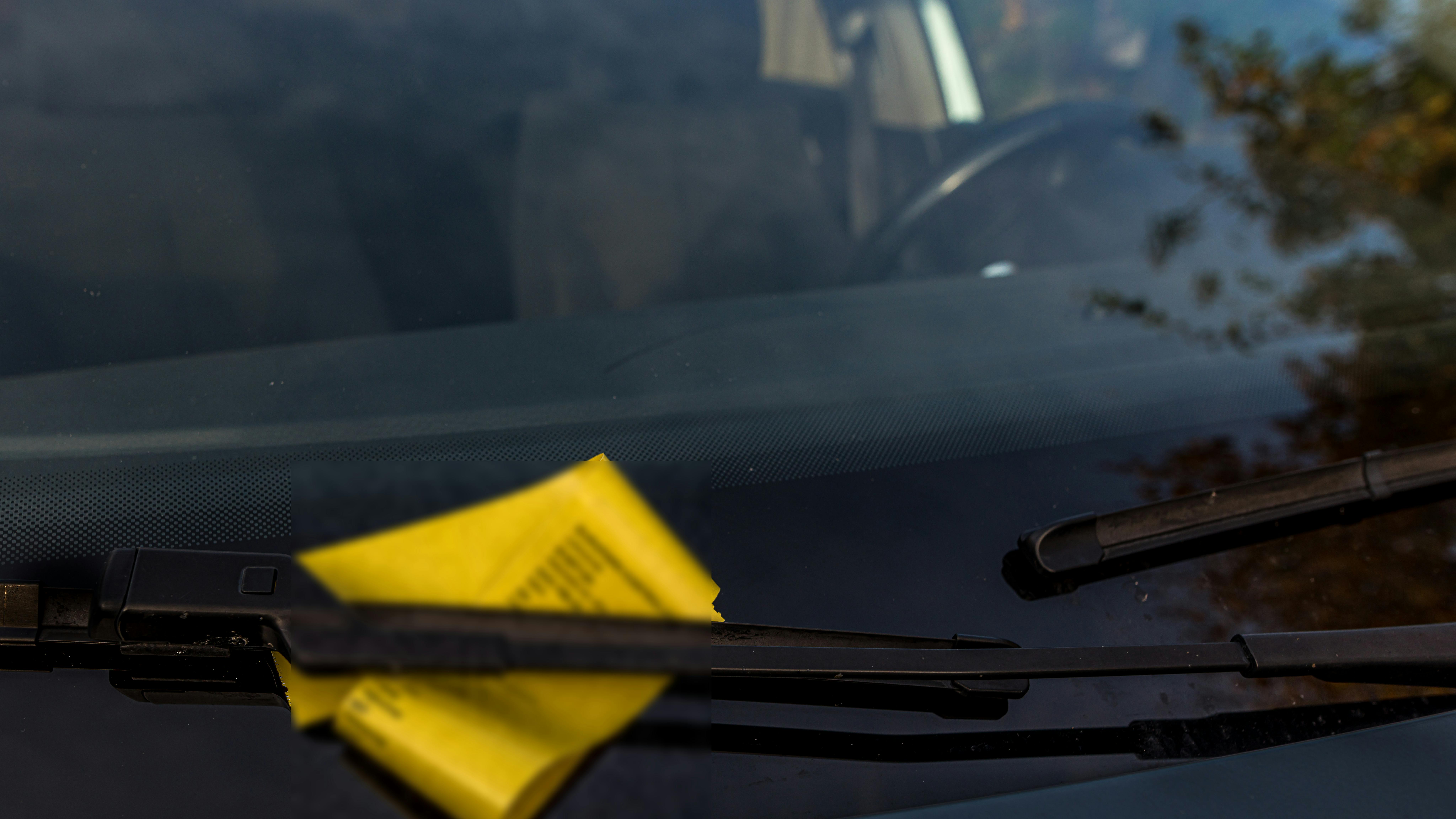 En dyr hilsen i forruden er blevet hverdag i Aarhus. Og kommunen budgetterer nu med, at der skal endnu flere parkeringsbøder til for at få regnestykket til at gå op.