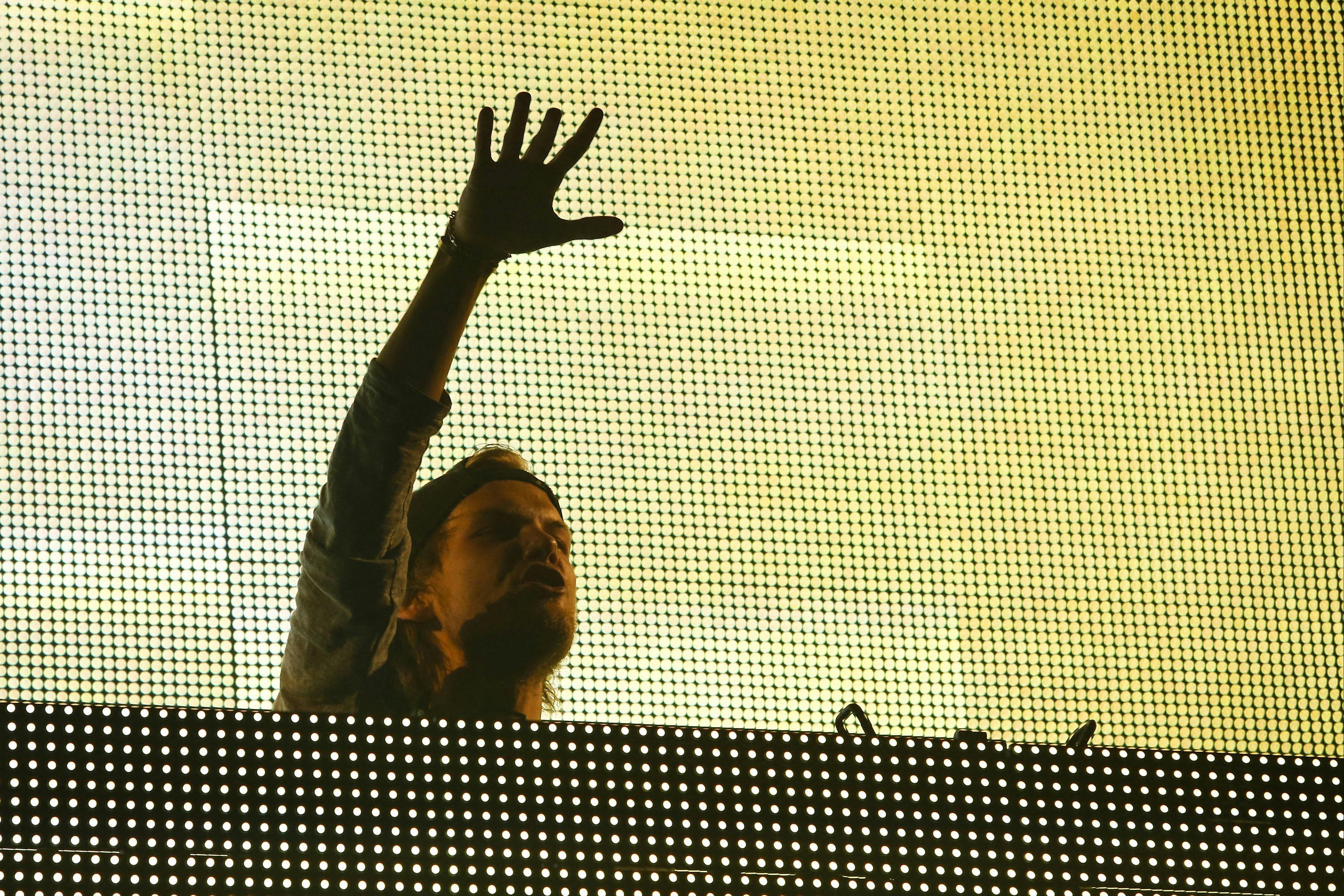 Avicii blev kun 28 år. Den svenske DJ og producer kæmpede i årevis med psykisk pres og angst, før han tog sit eget liv i 2018.