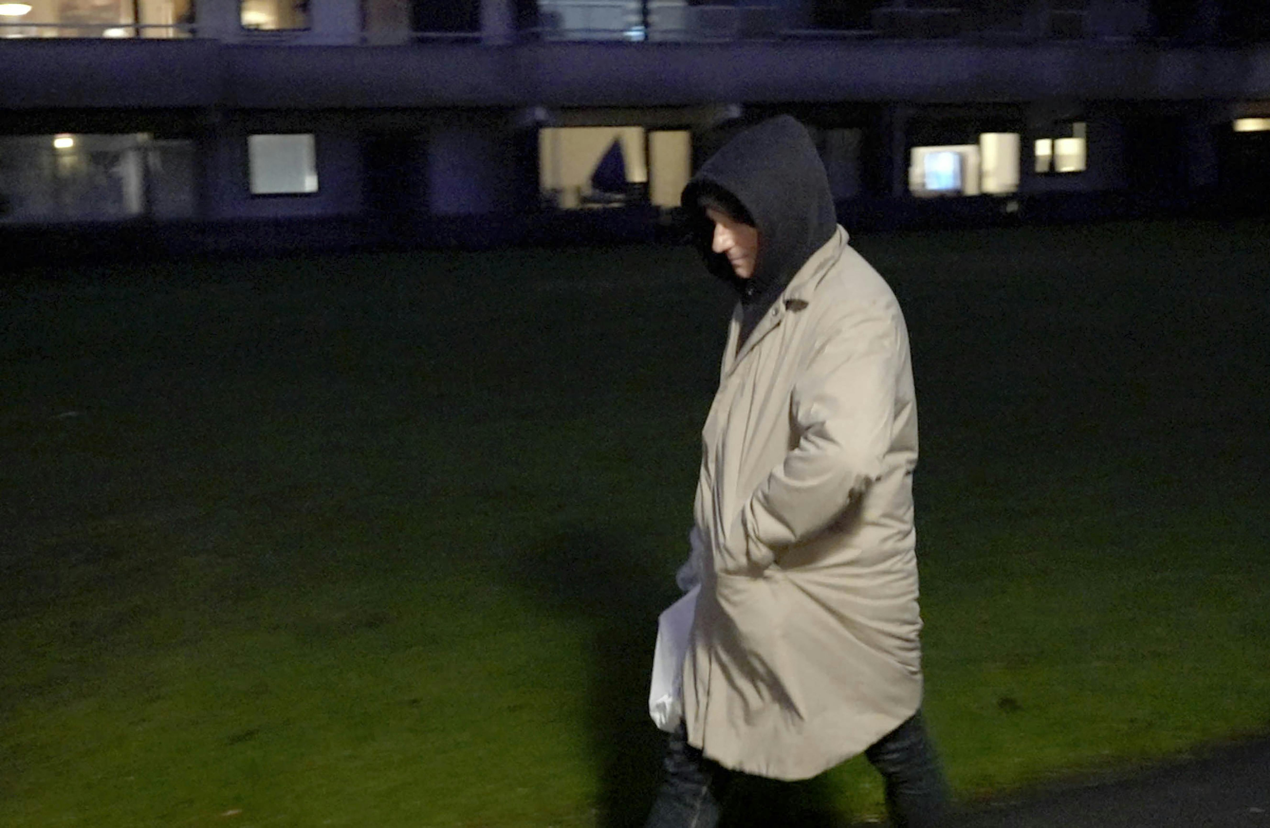 Robert Hansen blev i december 2024 anholdt efter en en voldsepisode i sin lejlighed på Frederiksberg. Her ses han på vej hjem lige efter løsladelsen, hvor SE og HØR var til stede.