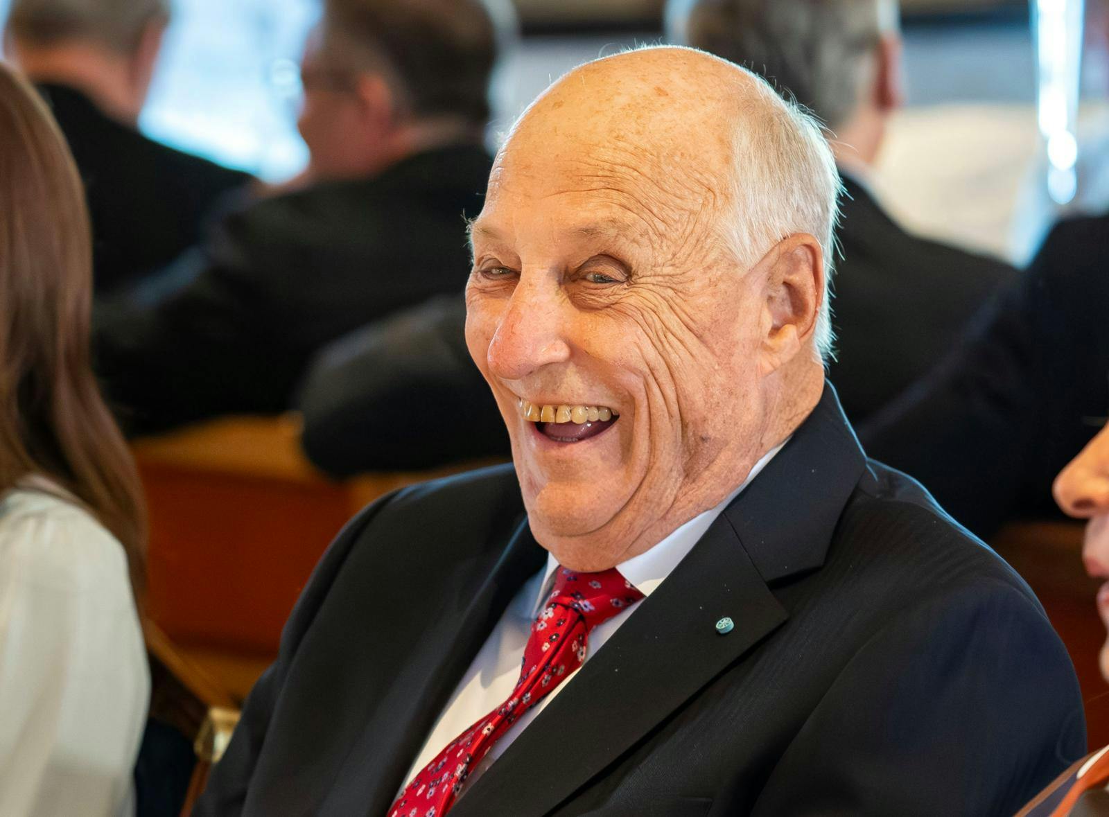 Kong Harald er i disse dage bedst siddende, da hans gang er præget af de 88 år. Men humøret fejler ingenting.