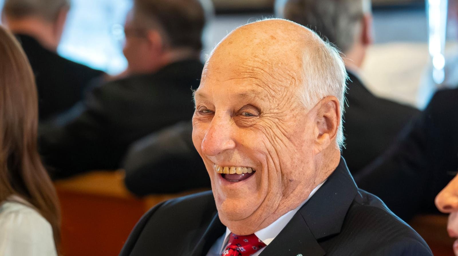 Kong Harald er i disse dage bedst siddende, da hans gang er præget af de 88 år. Men humøret fejler ingenting.