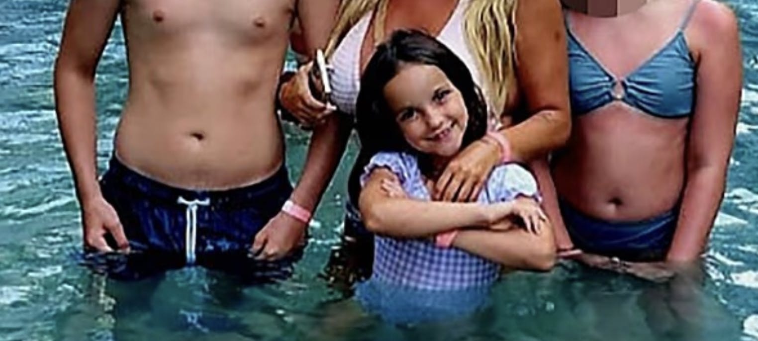 - Aria (billedet, red.) var en dejlig lille pige, fræk for sin alder, fortæller Tamara Taylor, mor til Arias bedste veninde, til Daily Mail. De to var ifølge hende uadskillelige, sov hos hinanden og legede hver aften: . Jeg ved ikke, hvordan jeg skal fortælle min datter, at hendes bedste veninde er blevet myrdet.