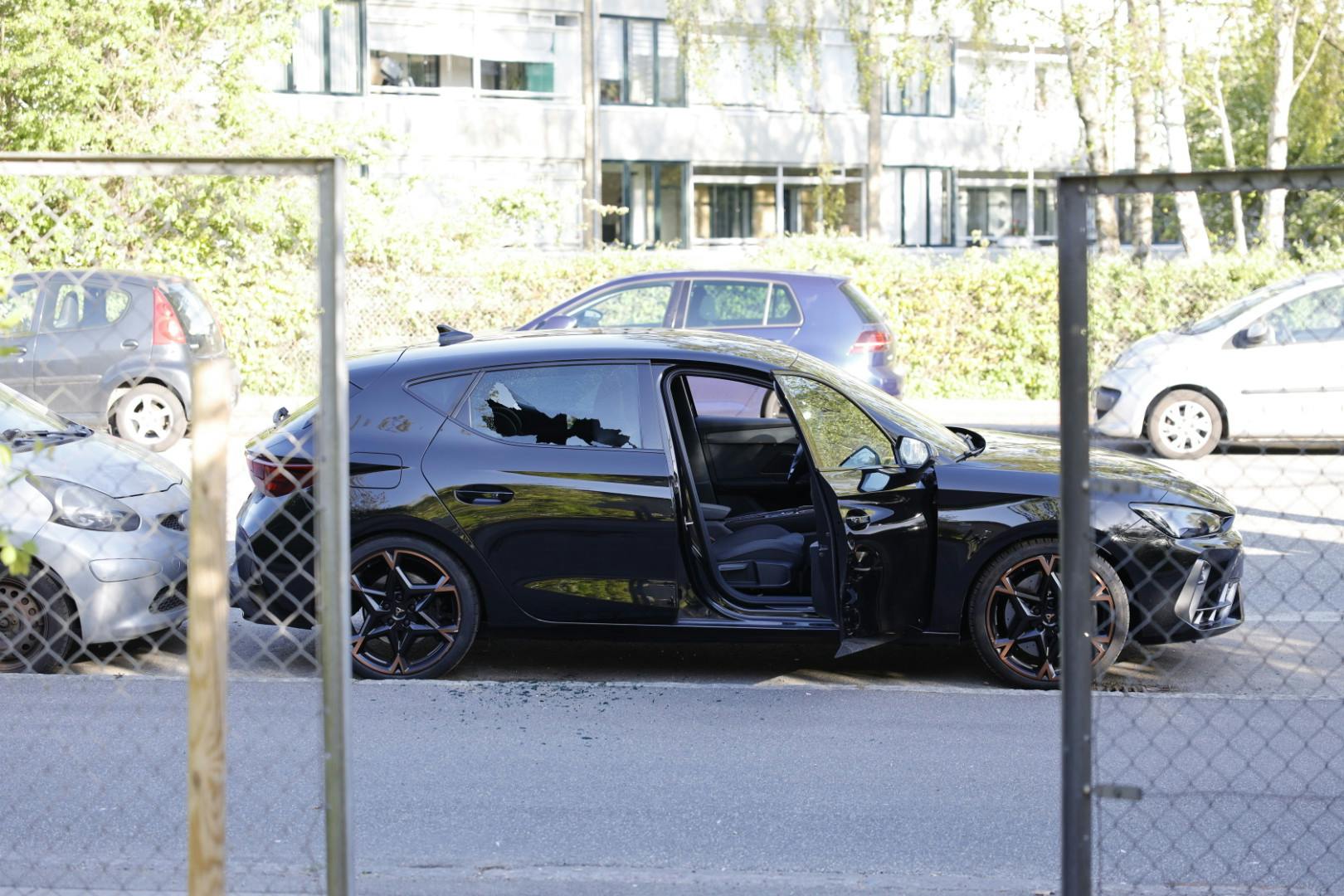 Gerningsmændene affyrede adskillige skud mod den her bil, hvor den 35-årige dræbte sad i bilen med en kun 12-årig pige.