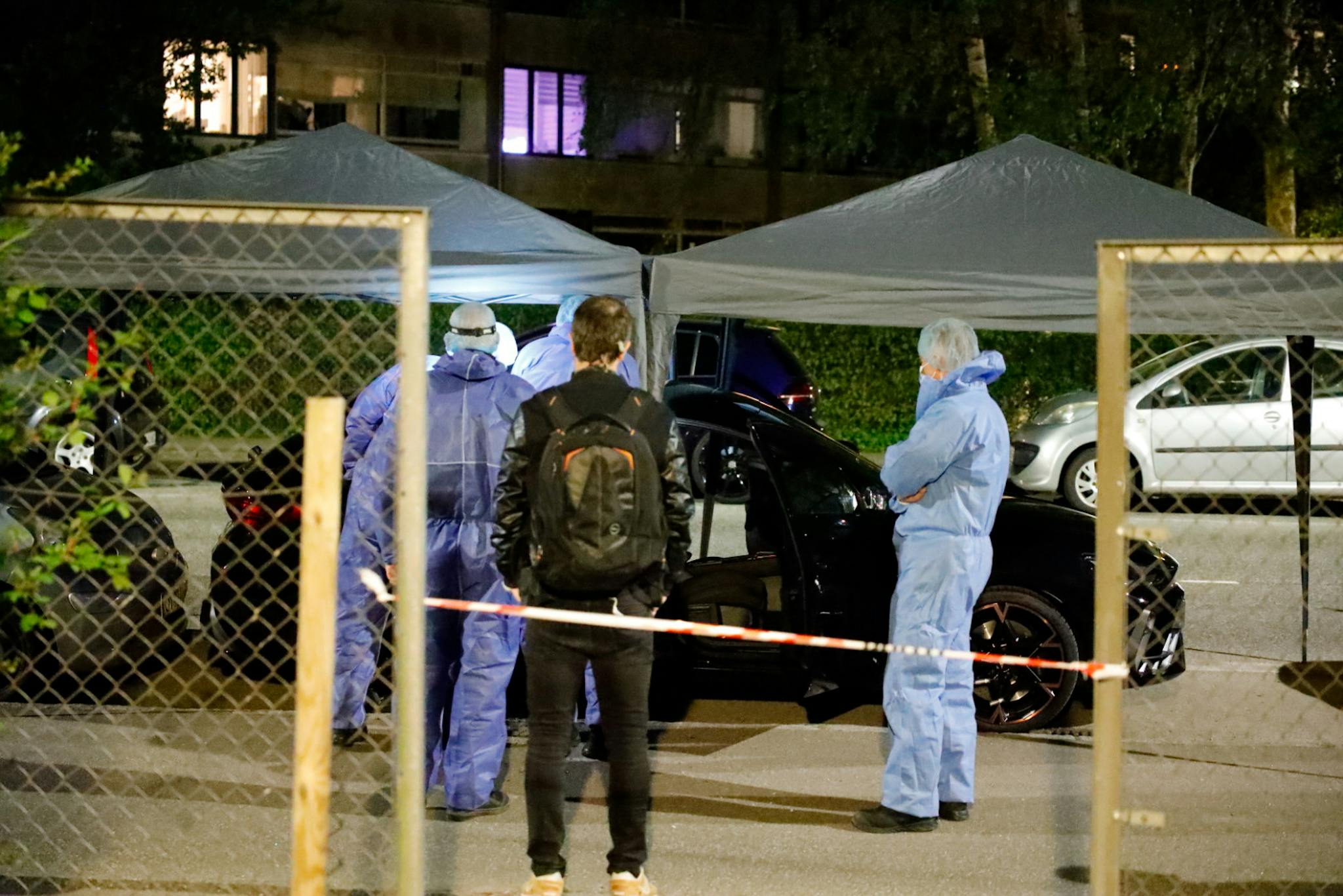 Politiets teknikere arbejdede længe ved bilen, hvor den 35-årige mand blev skudt og dræbt ved højlys dag.