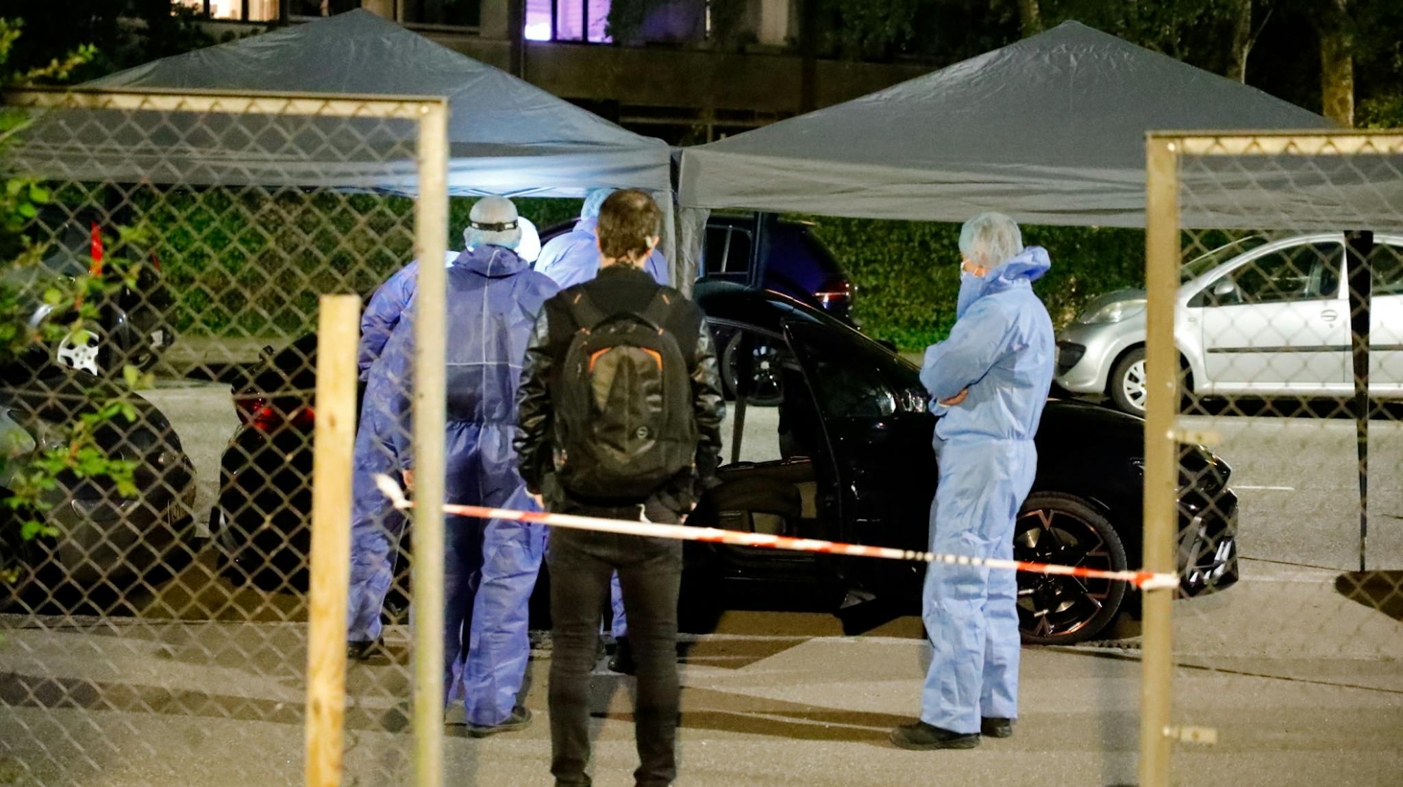 Politiets teknikere arbejdede længe ved bilen, hvor den 35-årige mand blev skudt og dræbt ved højlys dag.