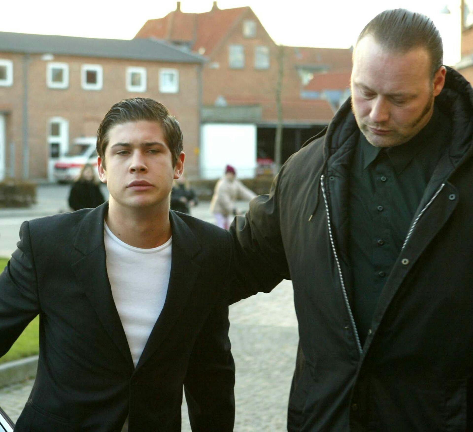 Jon Gade Nørgaard føres til retten i Grenå.