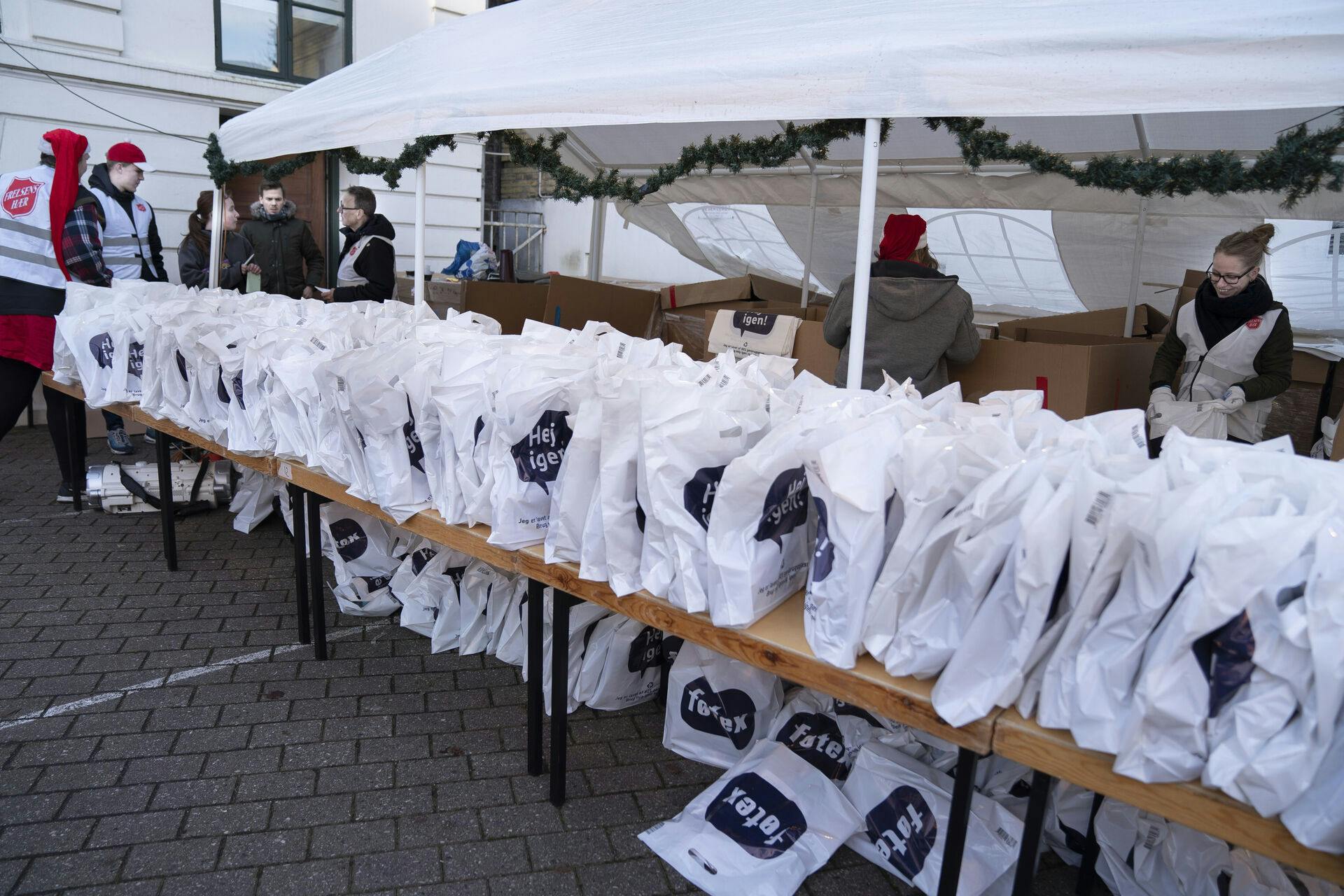 Retten til julehjælp er igen i år til diskussion.