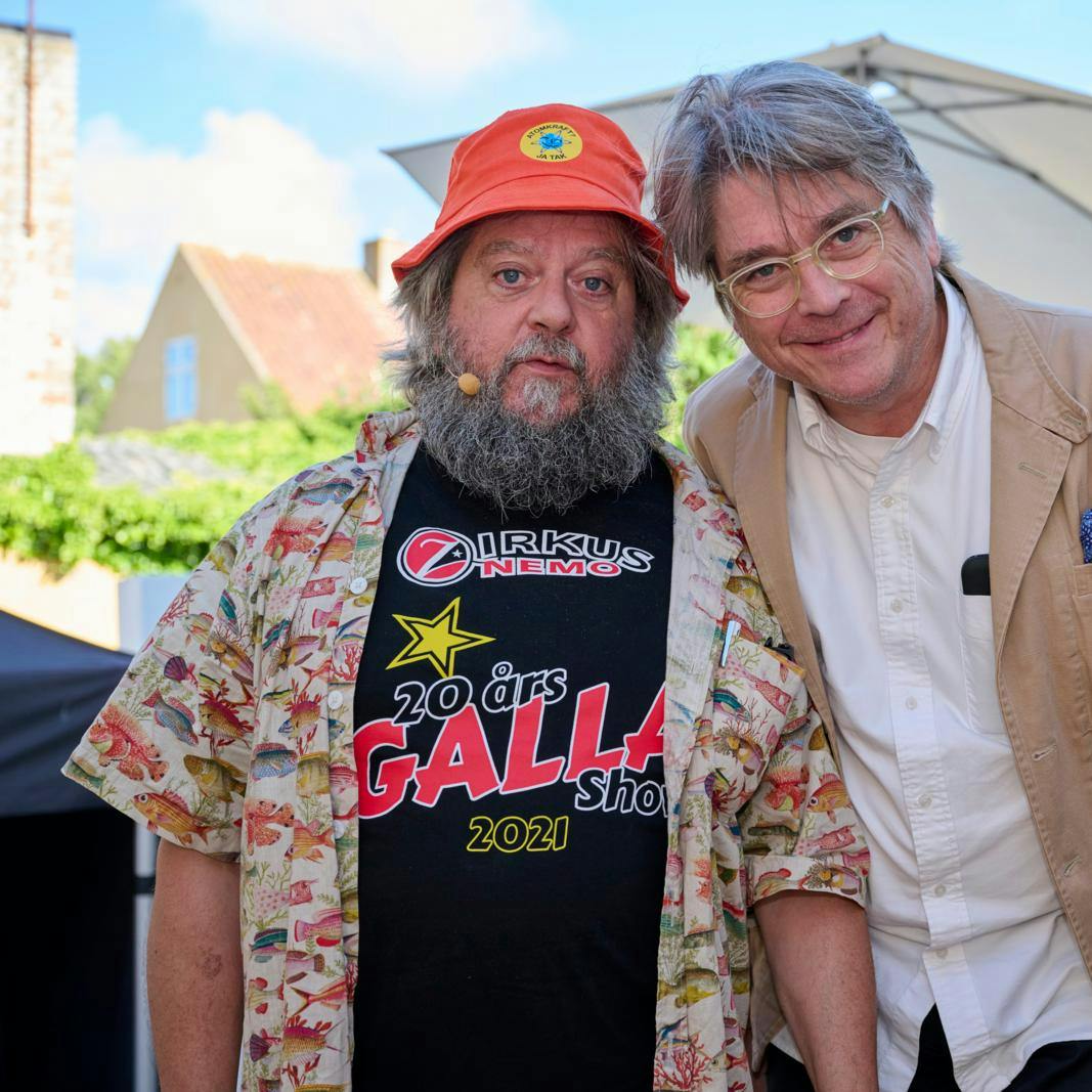 Peter Lund Madsen blev 65 år. Den kendte læge, psykiater og mediepersonlighed døde 10. august af et akut hjerteinfarkt som følge af svær forkalkning i kranspulsåren. Han faldt om og døde på stedet under et elmetræ på vej på cykel fra sit sommerhus på Sejerø mod København.